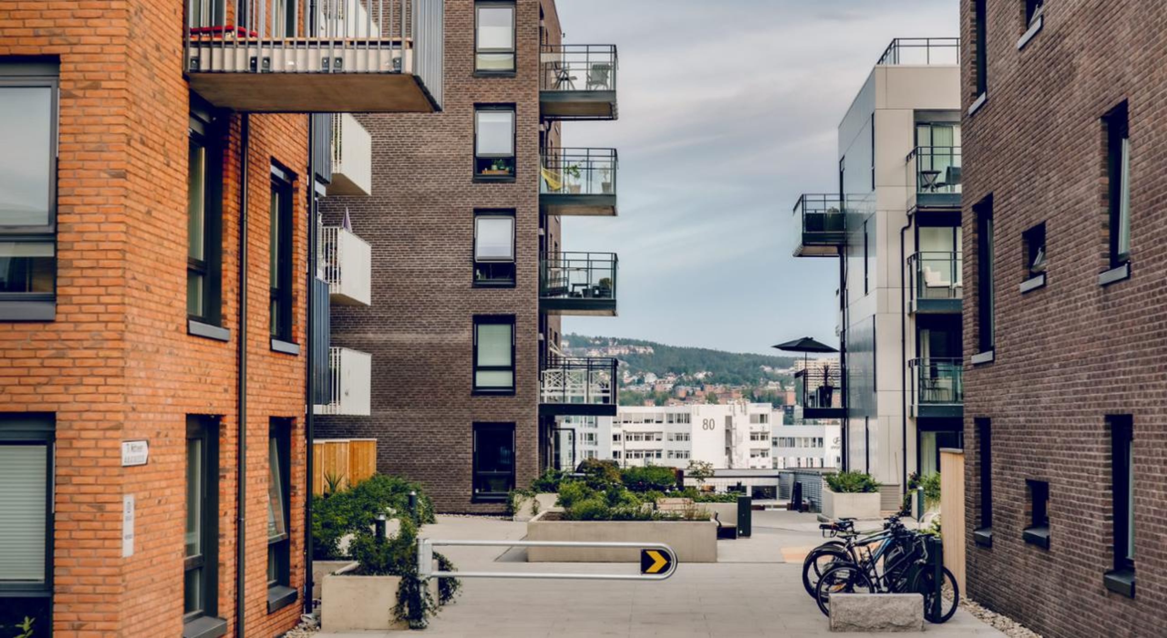 Foto av uteområdet mellom blokkene på Vollebekk.