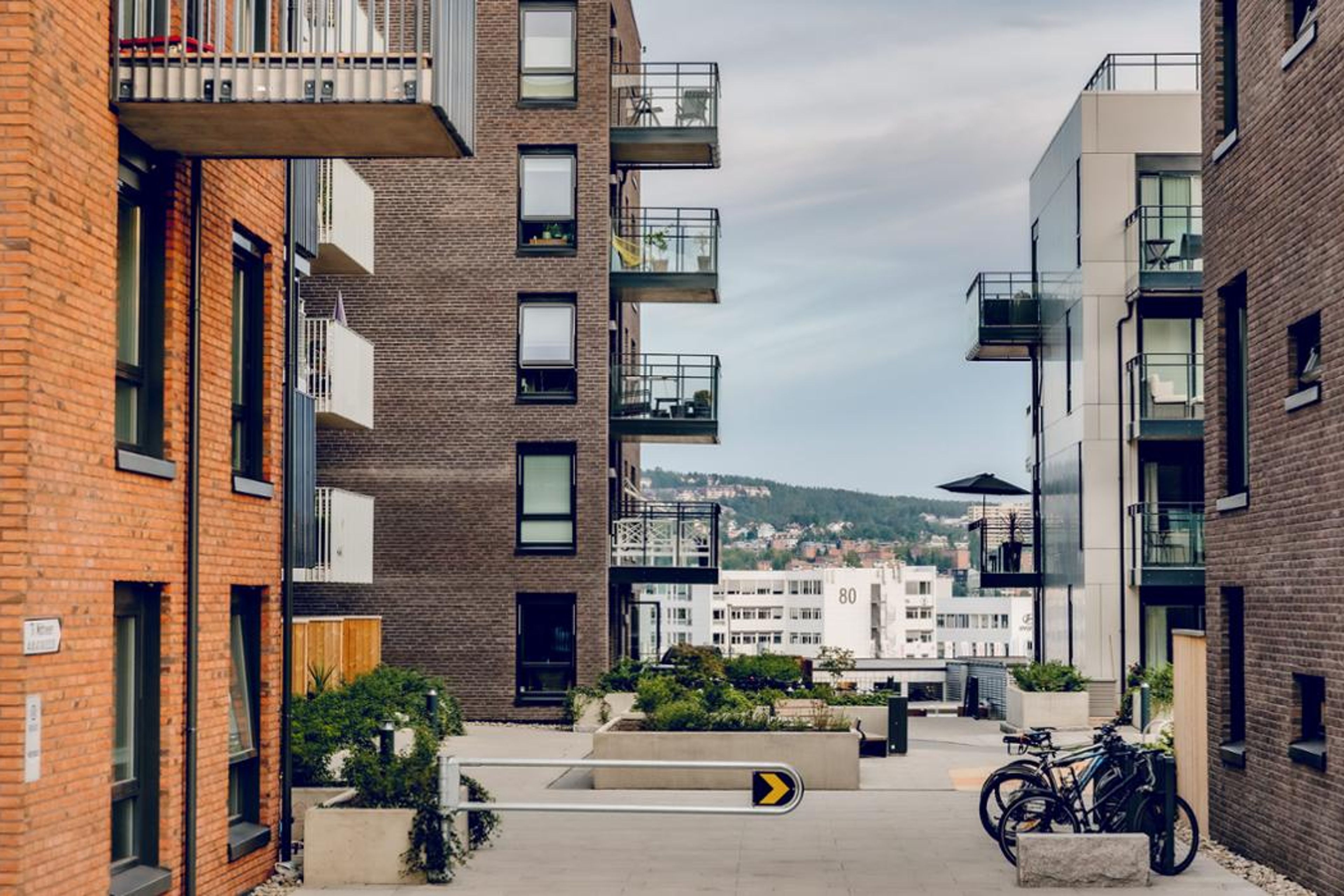 Foto av uteområdet mellom blokkene på Vollebekk.
