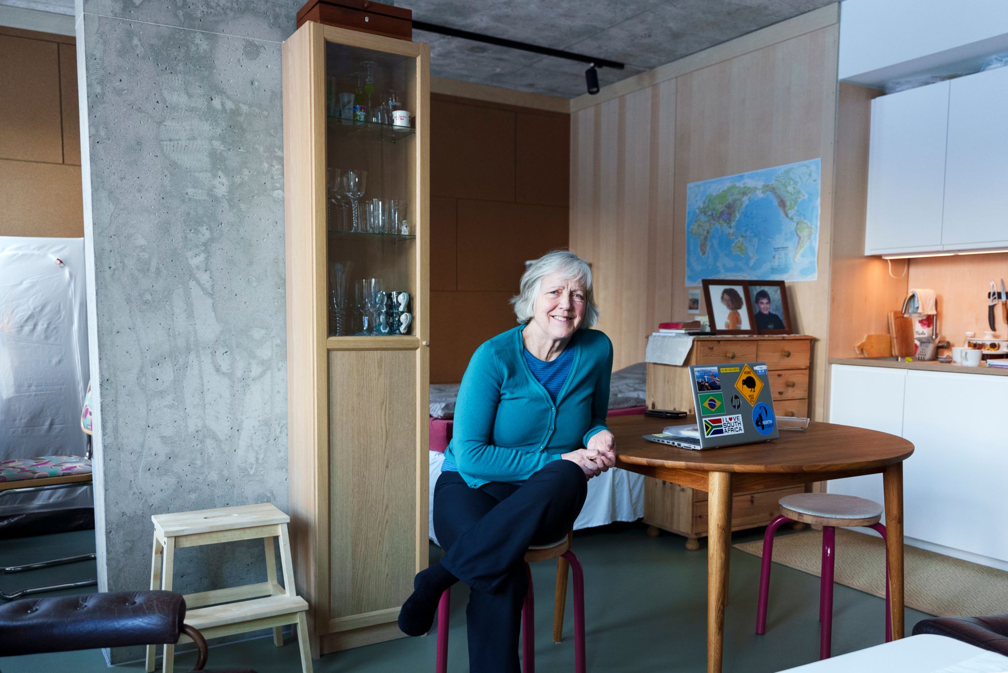 Beboer i OBOS Living Lab, Else Bakkehaug, sitter ved spisebordet i leiligheten sin