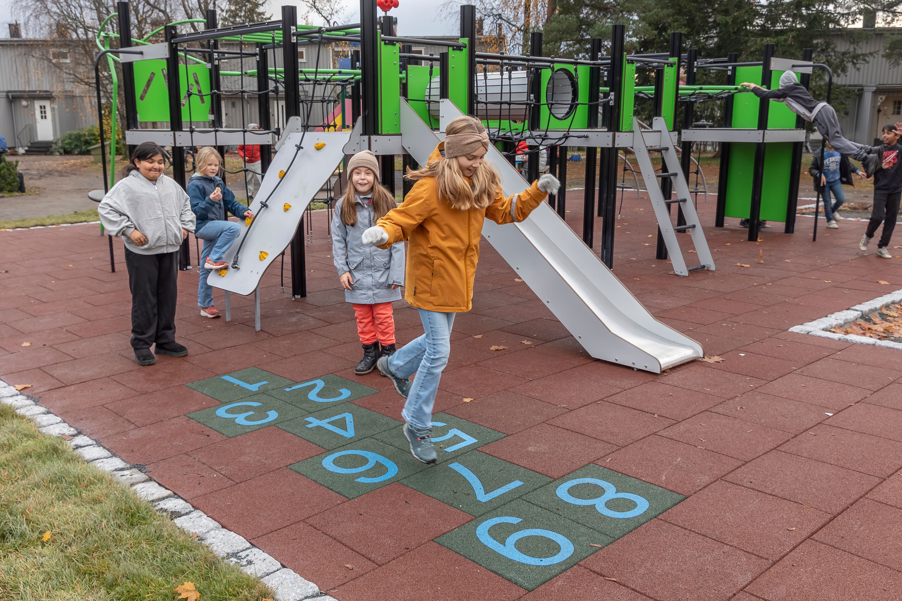Lek og latter på den nye lekeplassen i Stovner borettslag.