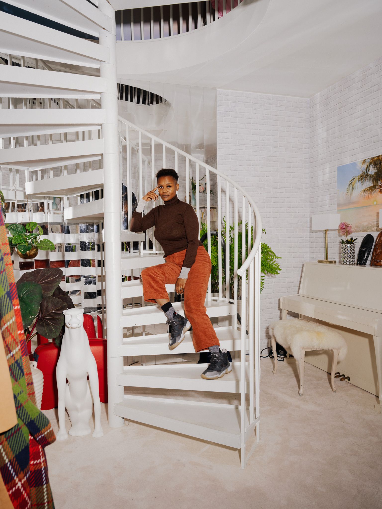 Jae Nymaburah sitter i en hvit virveltrapp.