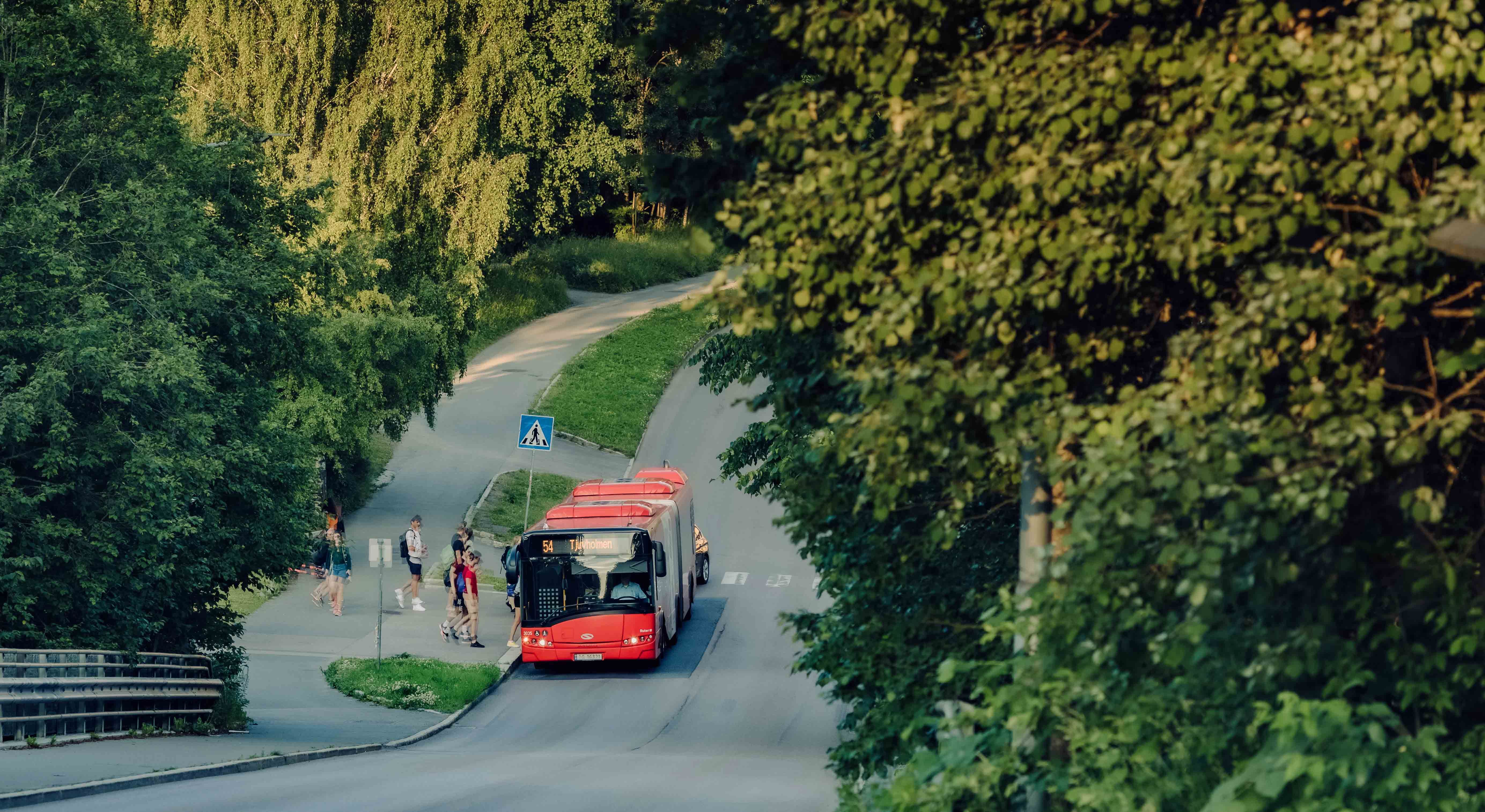 Bilde av 54 bussen som plukker opp passasjerer i Frysjadalen