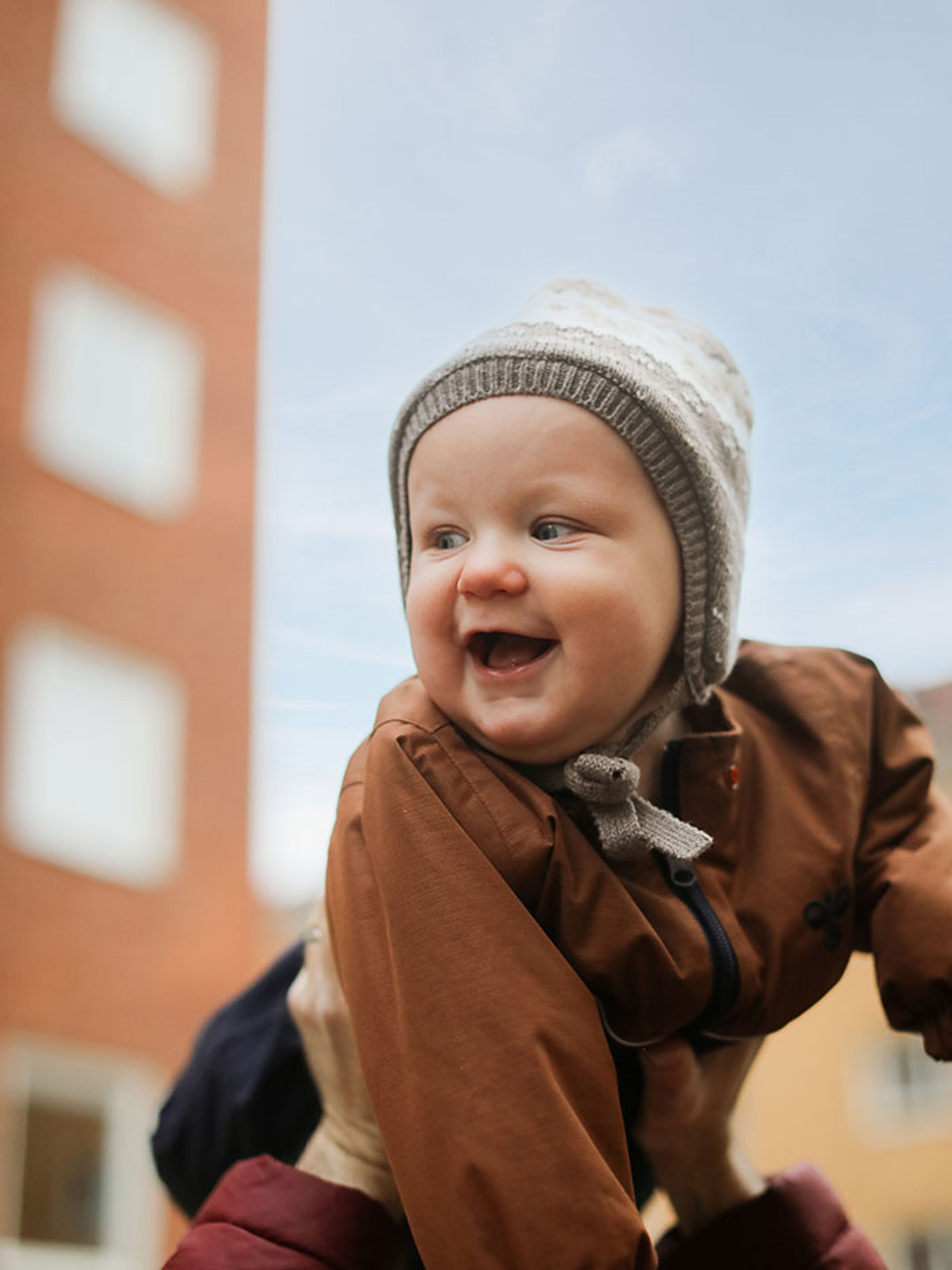 Frej med ett stort leende