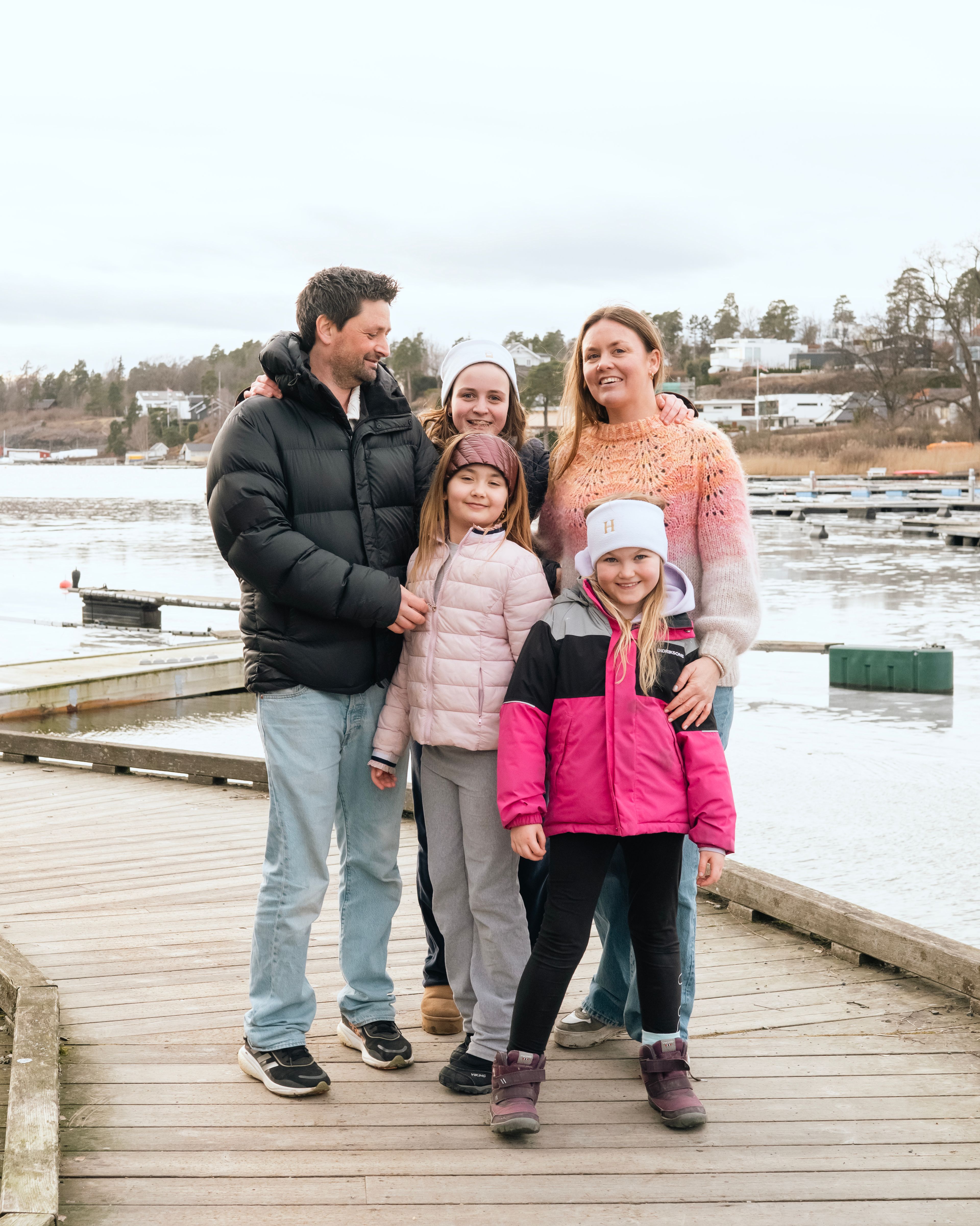 Lars Løe og familien går på en gangvei langs vannet på Fornebu