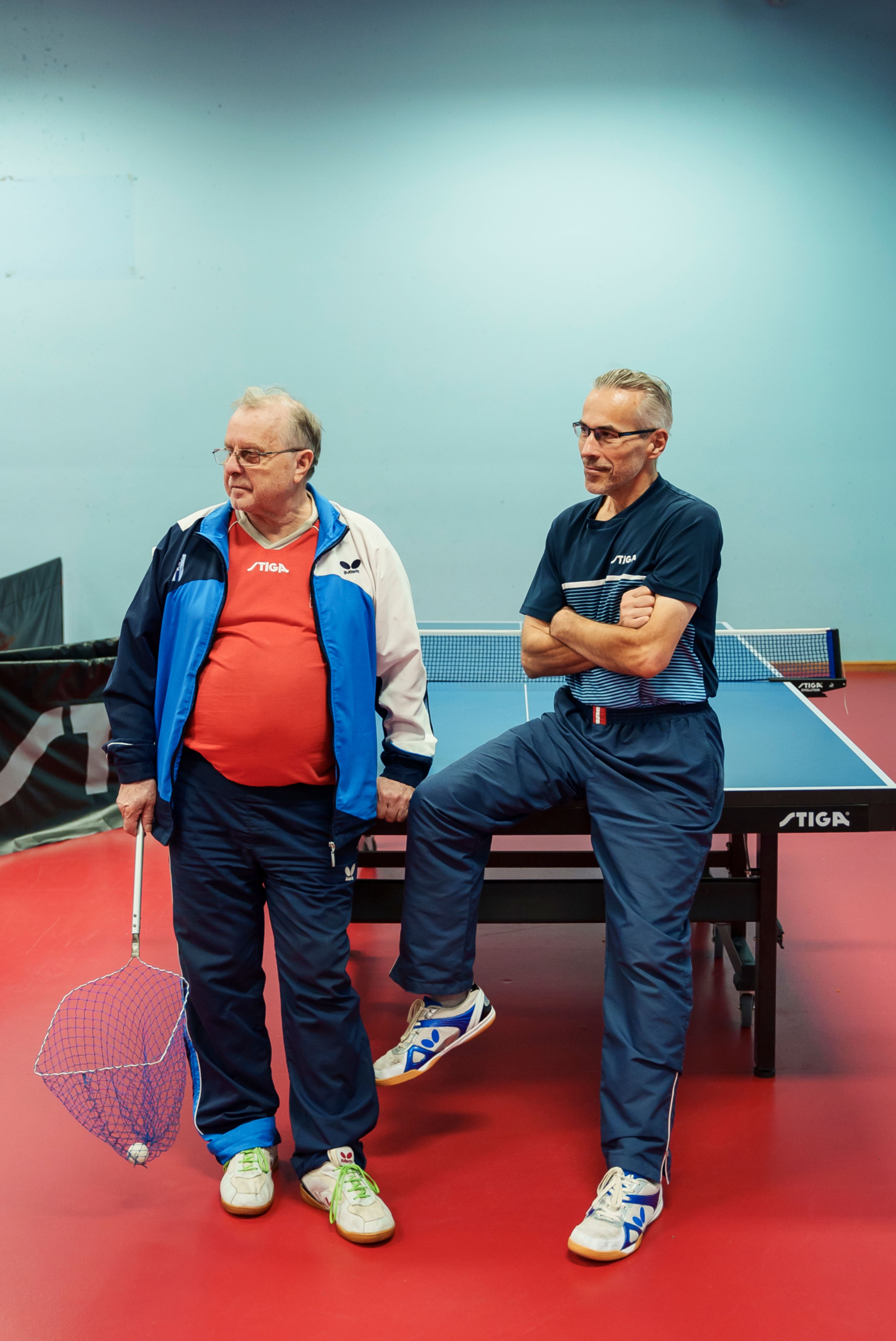 To assistenttrenere følger med på idrettsutøverne.