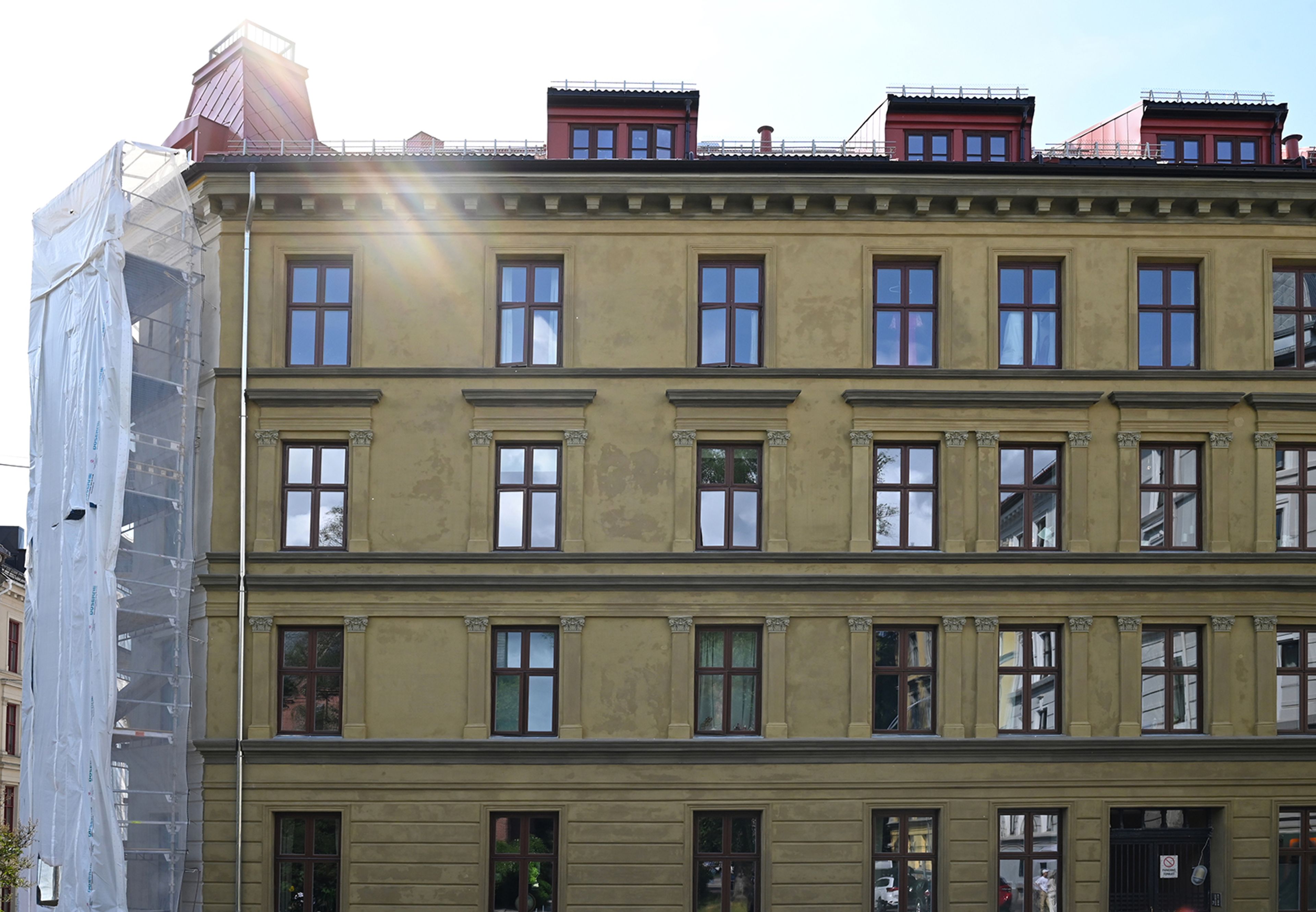 Gammel bygård som nylig har blitt renovert