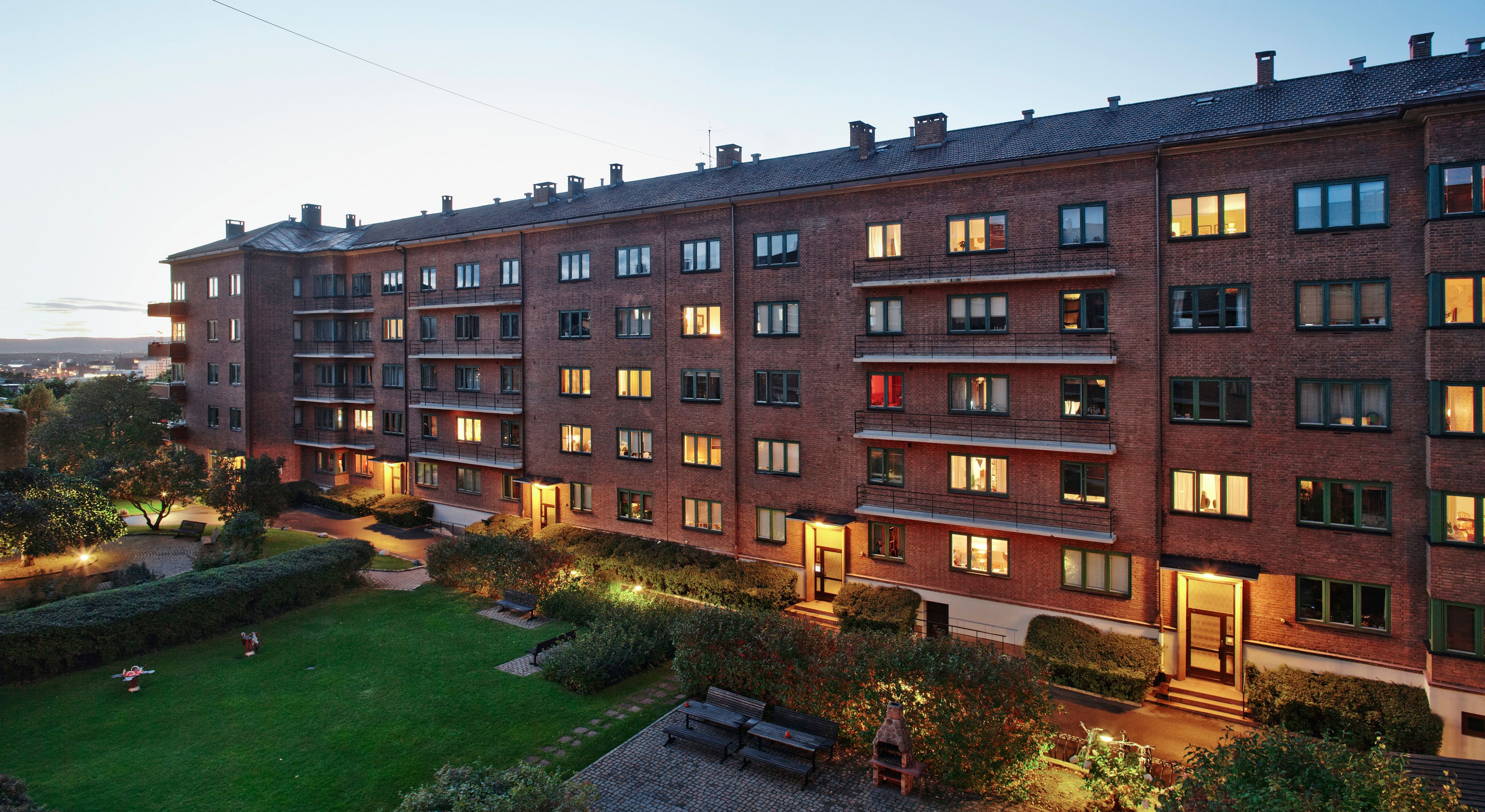 stor boligblokk i mur på kveldstid.