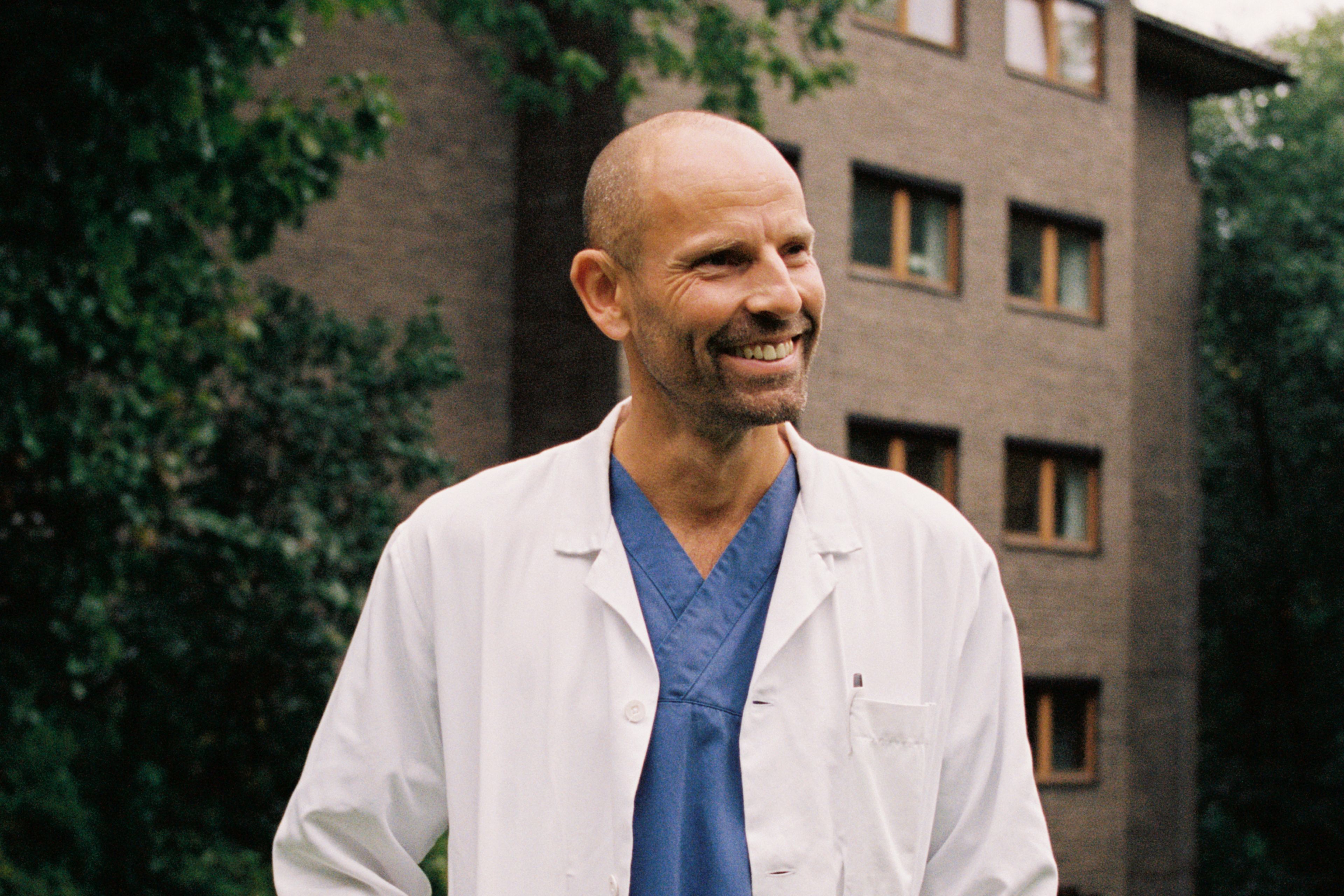 Jonas Kinge Bergland står i Frognerparken.