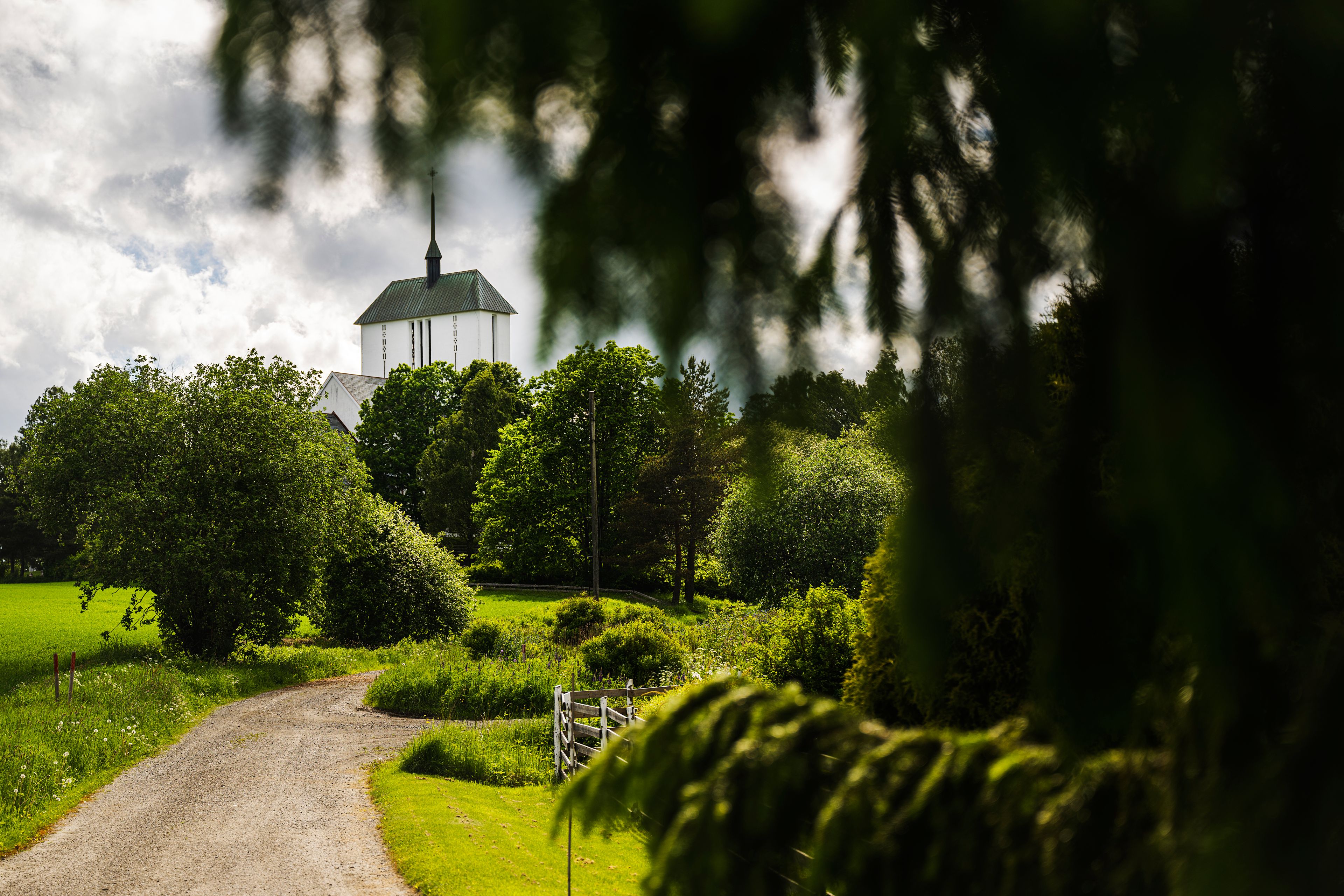 Foto av hyggelig tursti til Kløfta kirke.