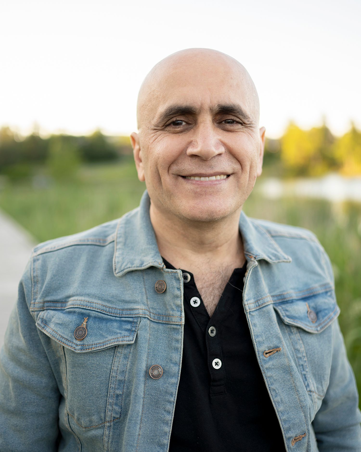 Portrett av Soran Abdullah – smilende mot kamera