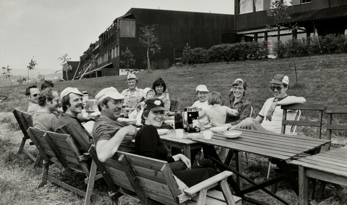 En gjeng med folk drikker og koser seg etter dugnad.
