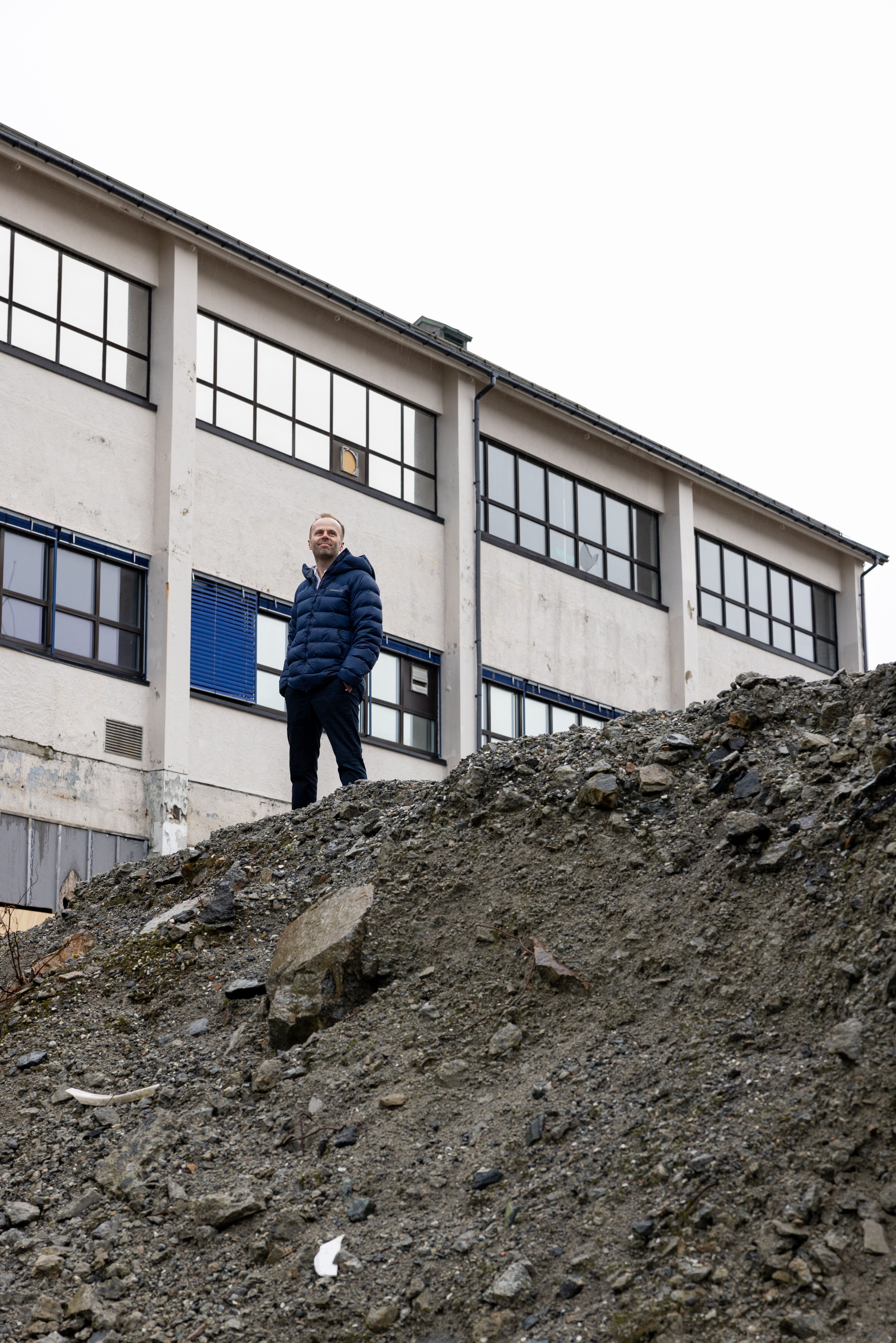 Prosjektleder Frode Rønhovde står på en grushaug og titter ut over tomten til nye Bergensmeieriet.