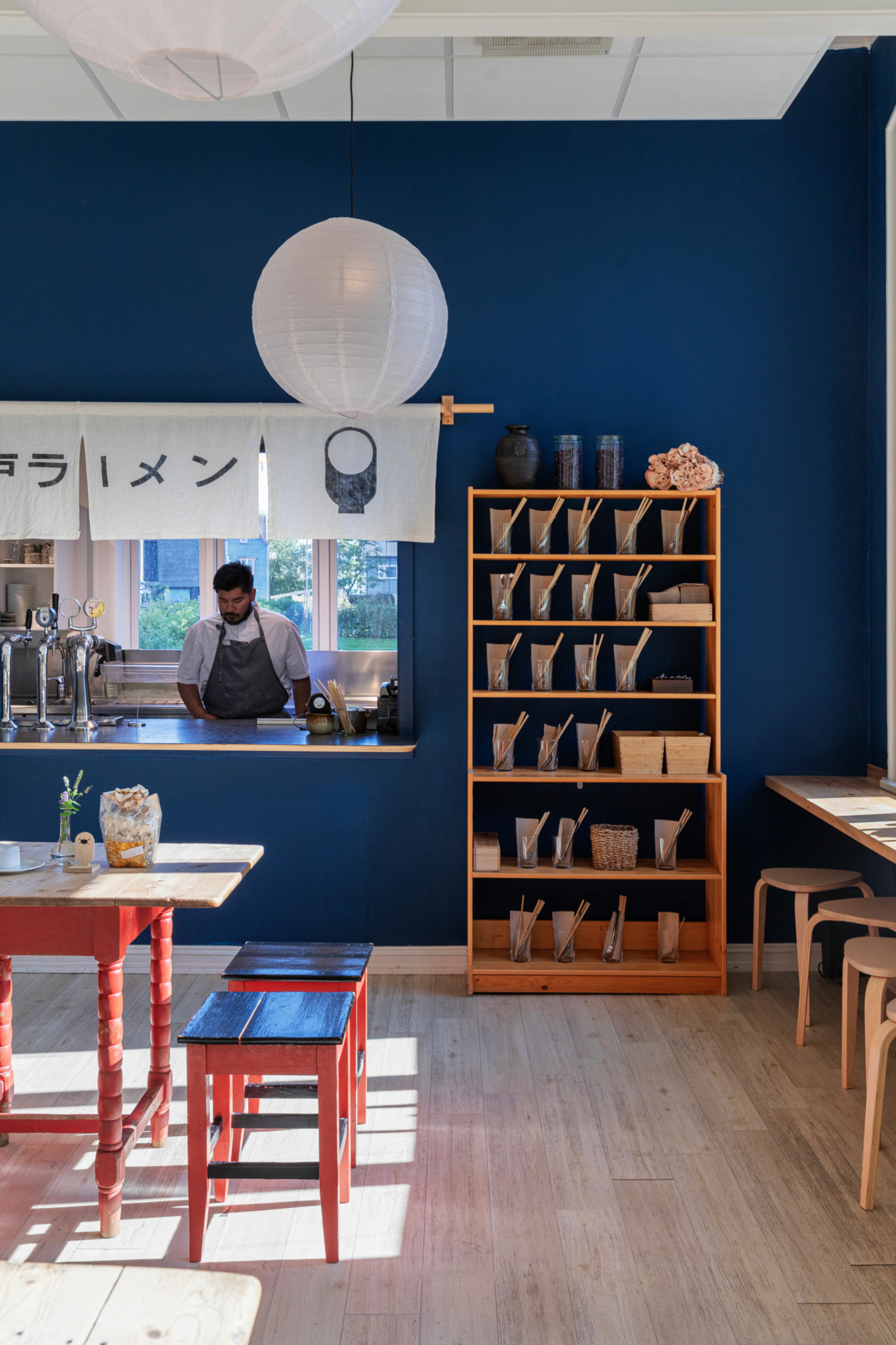 Kokk som lager mat i en restaurant Edoramen ved Jarlheim.