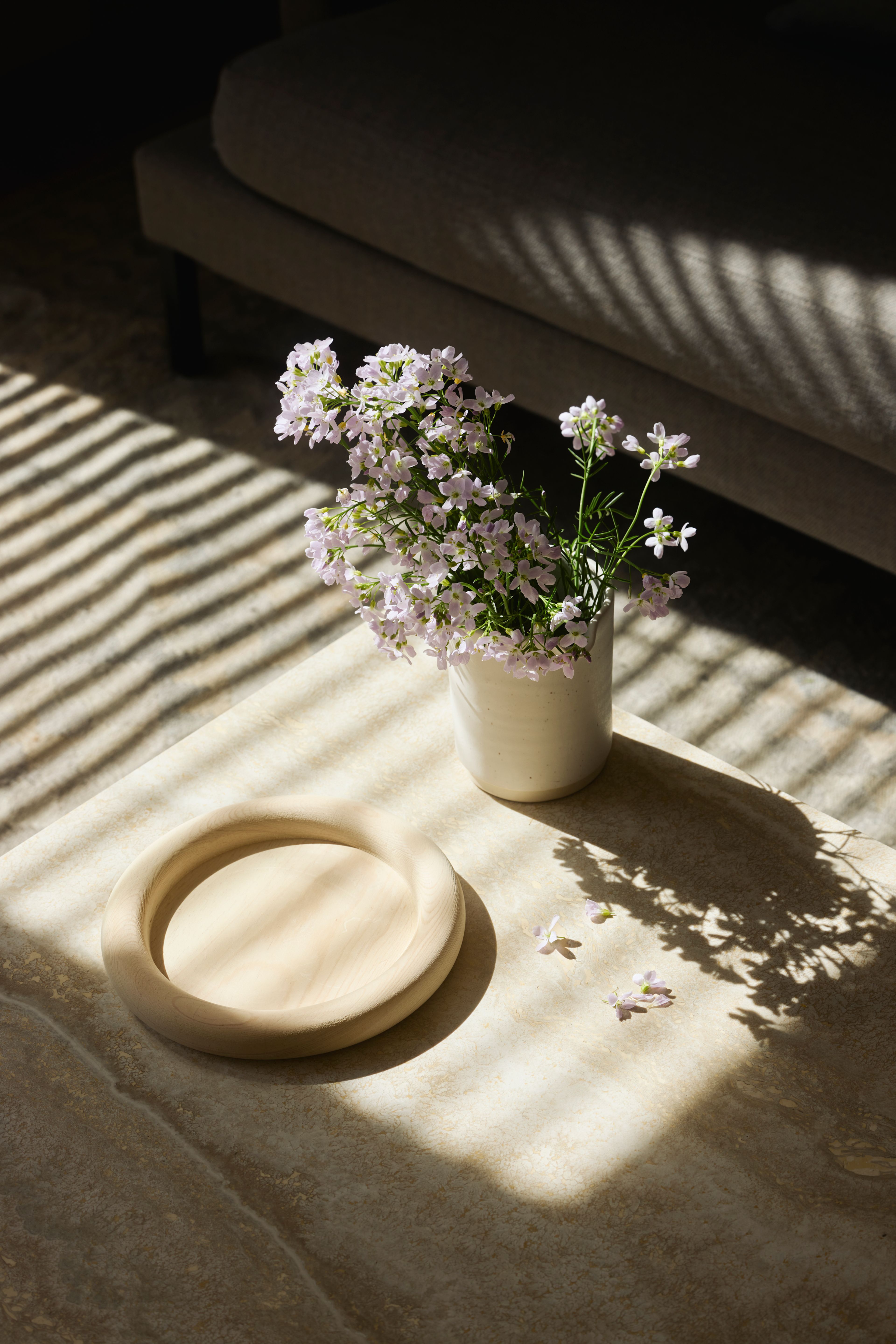 Blomster i persiennelys.