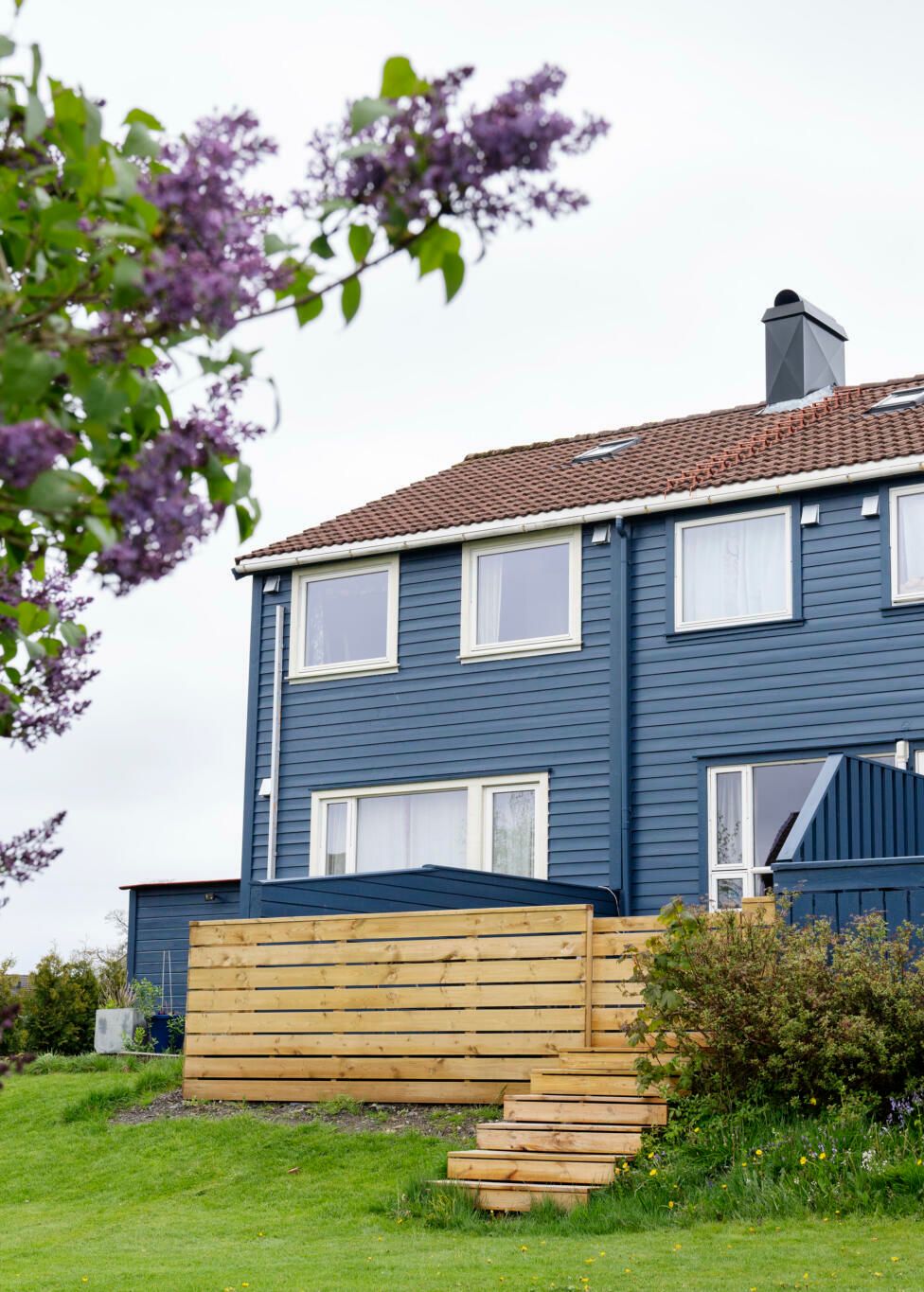 Fasadene i Sørås borettslag har fått nye farger.