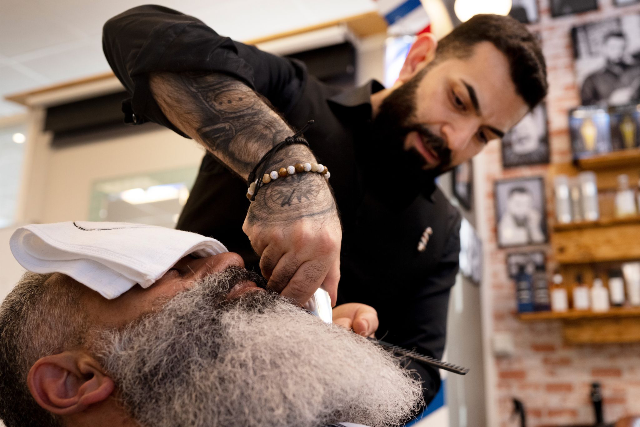 Karam stusser skjegget til Shahram.