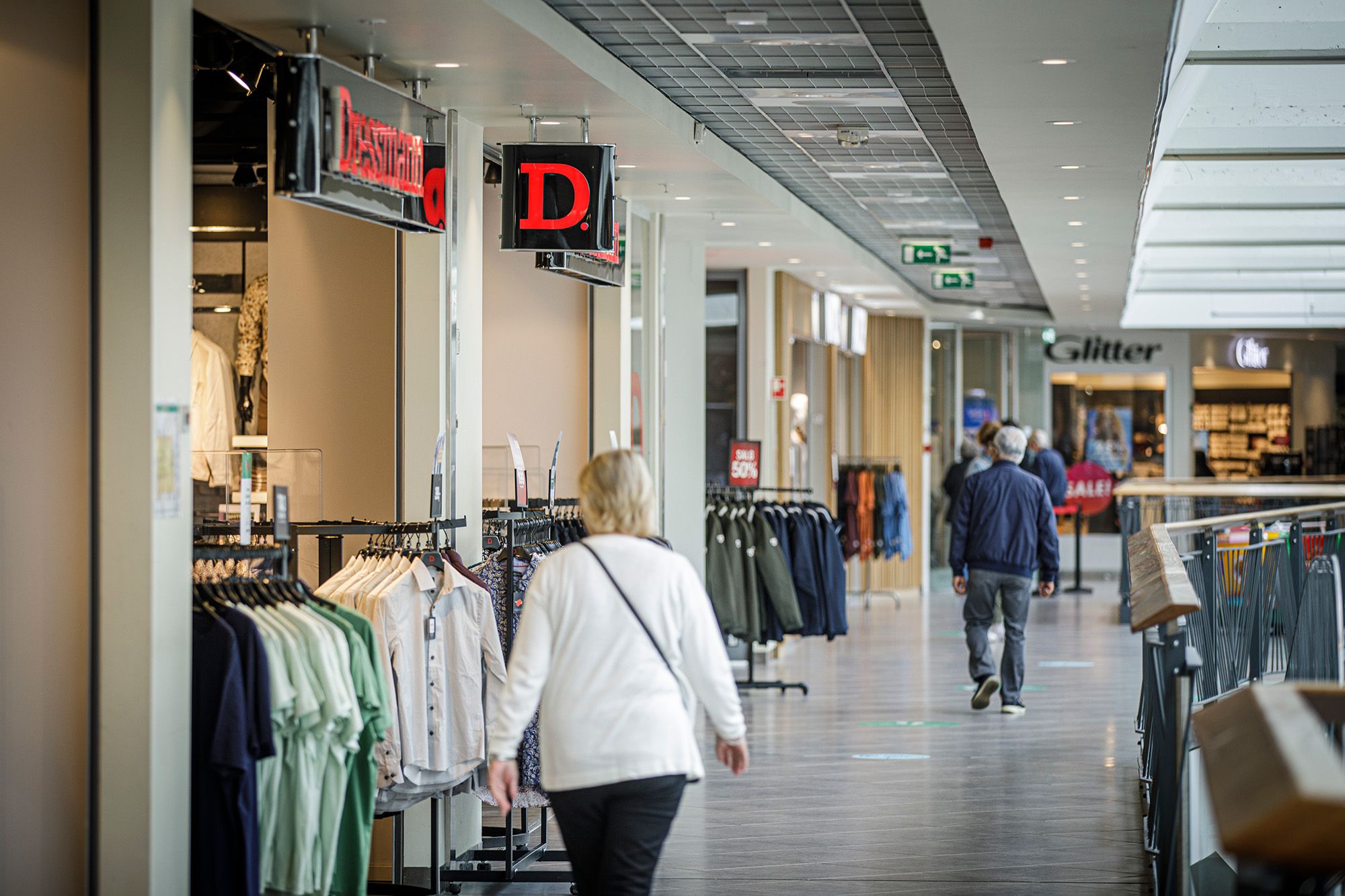Bildet tatt inne på senteret av passasjen med diverse klesbutikker.