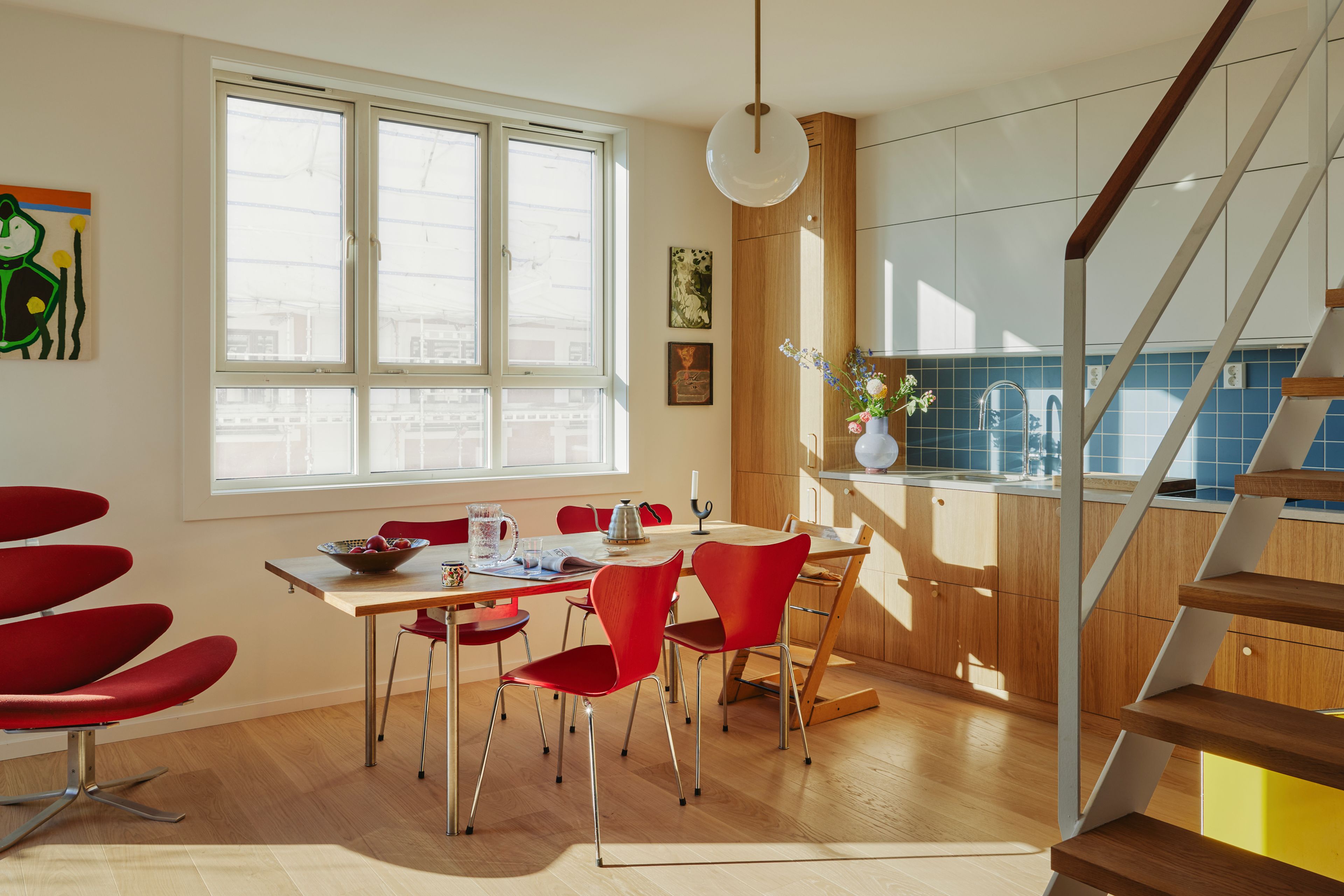 På kjøkkenet i leiligheten på Sagene ser vi at det er flere designikoner som syverstolene og en corona-stol.