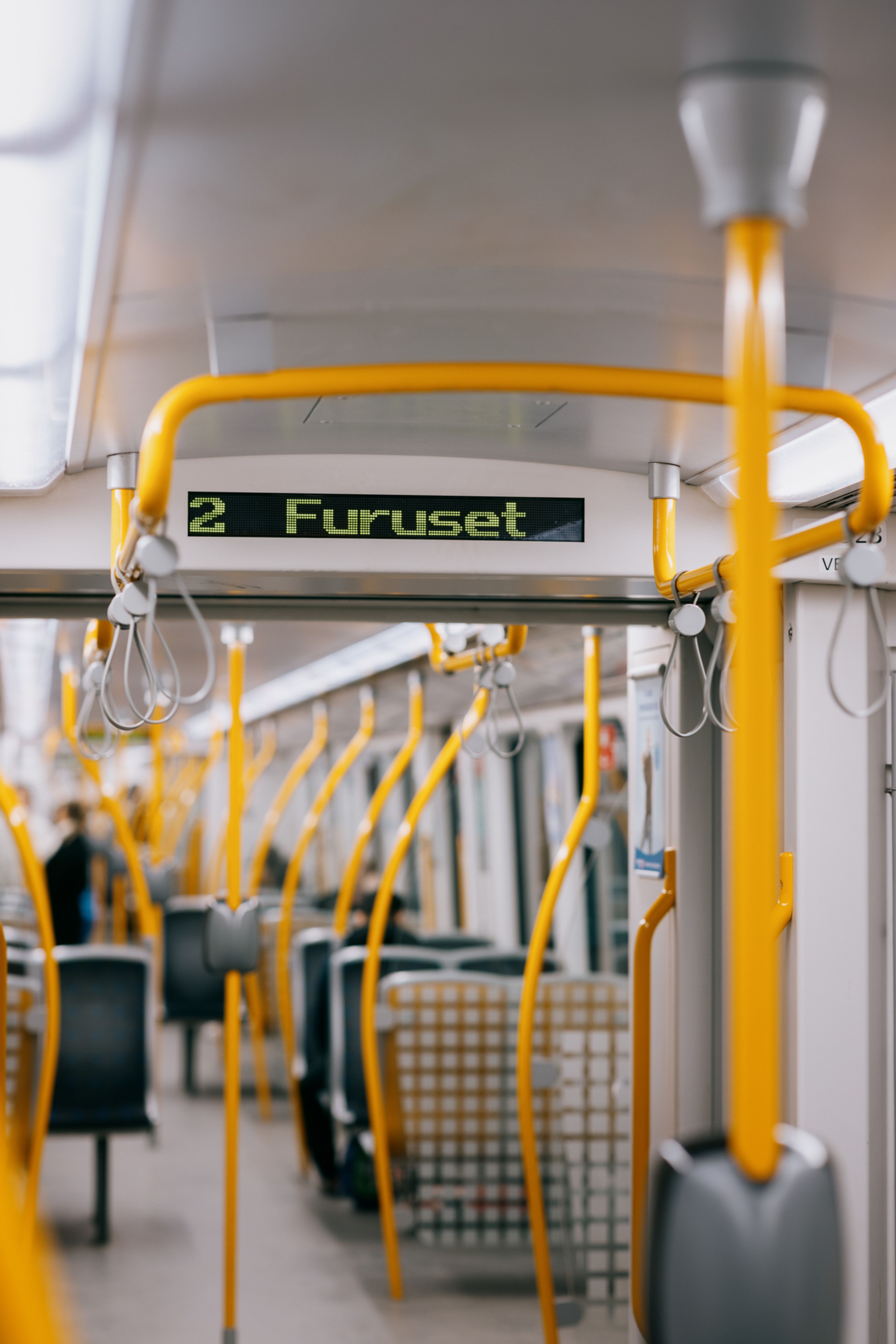 Innsiden av en t-bane på vei mot Furuset.