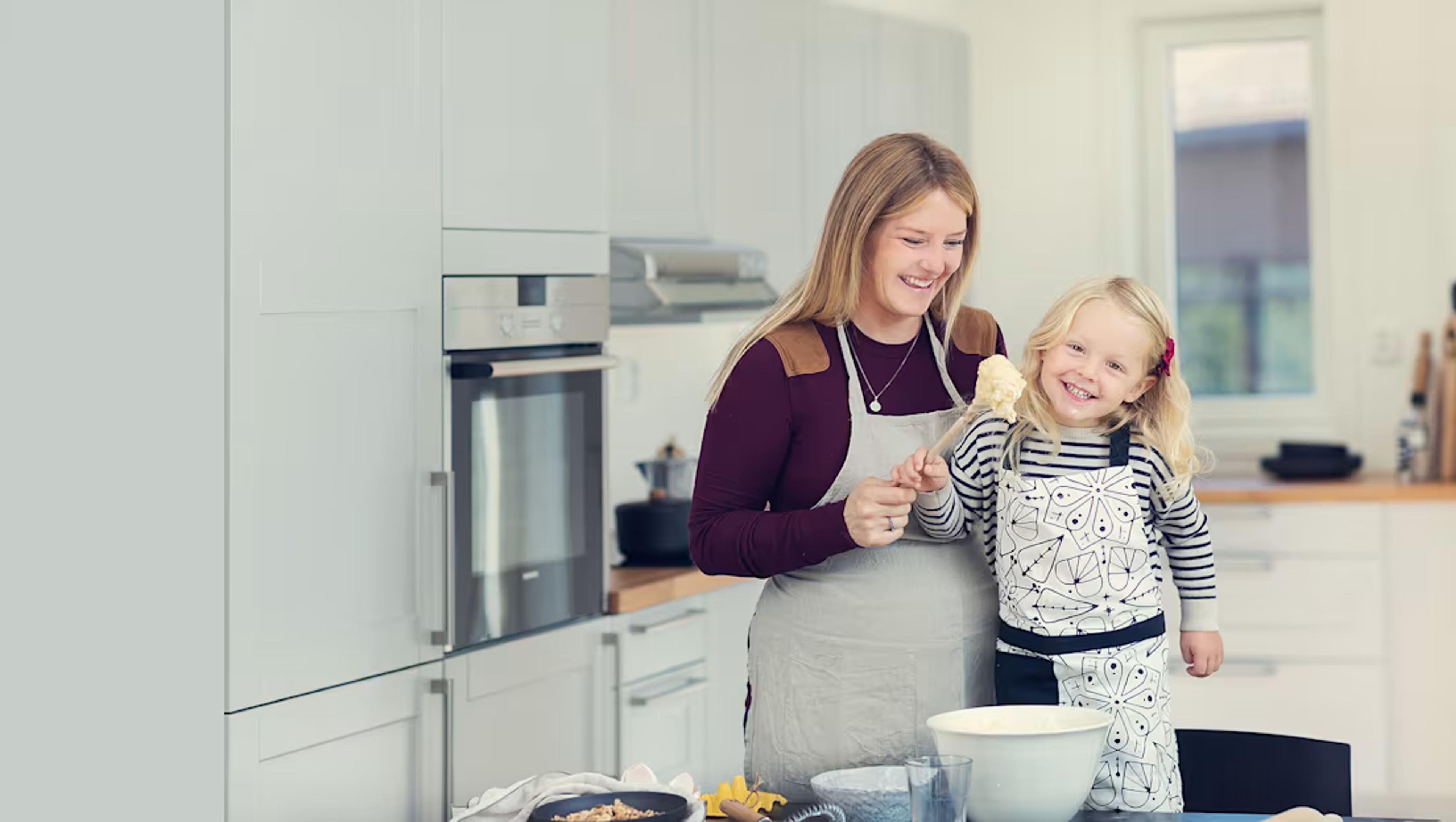 Mamma och dotter som bakar