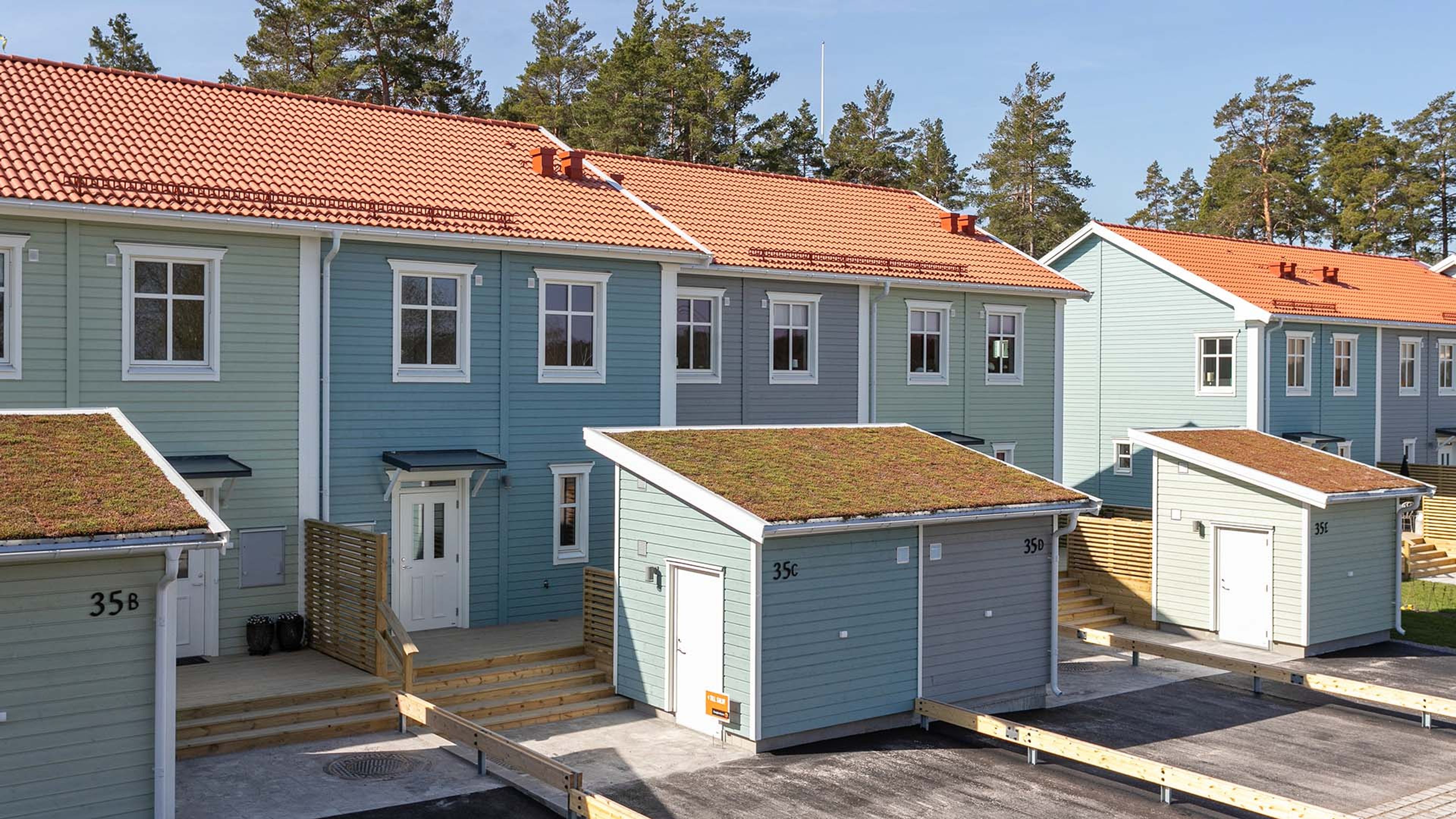 Radhus i blått och grönt