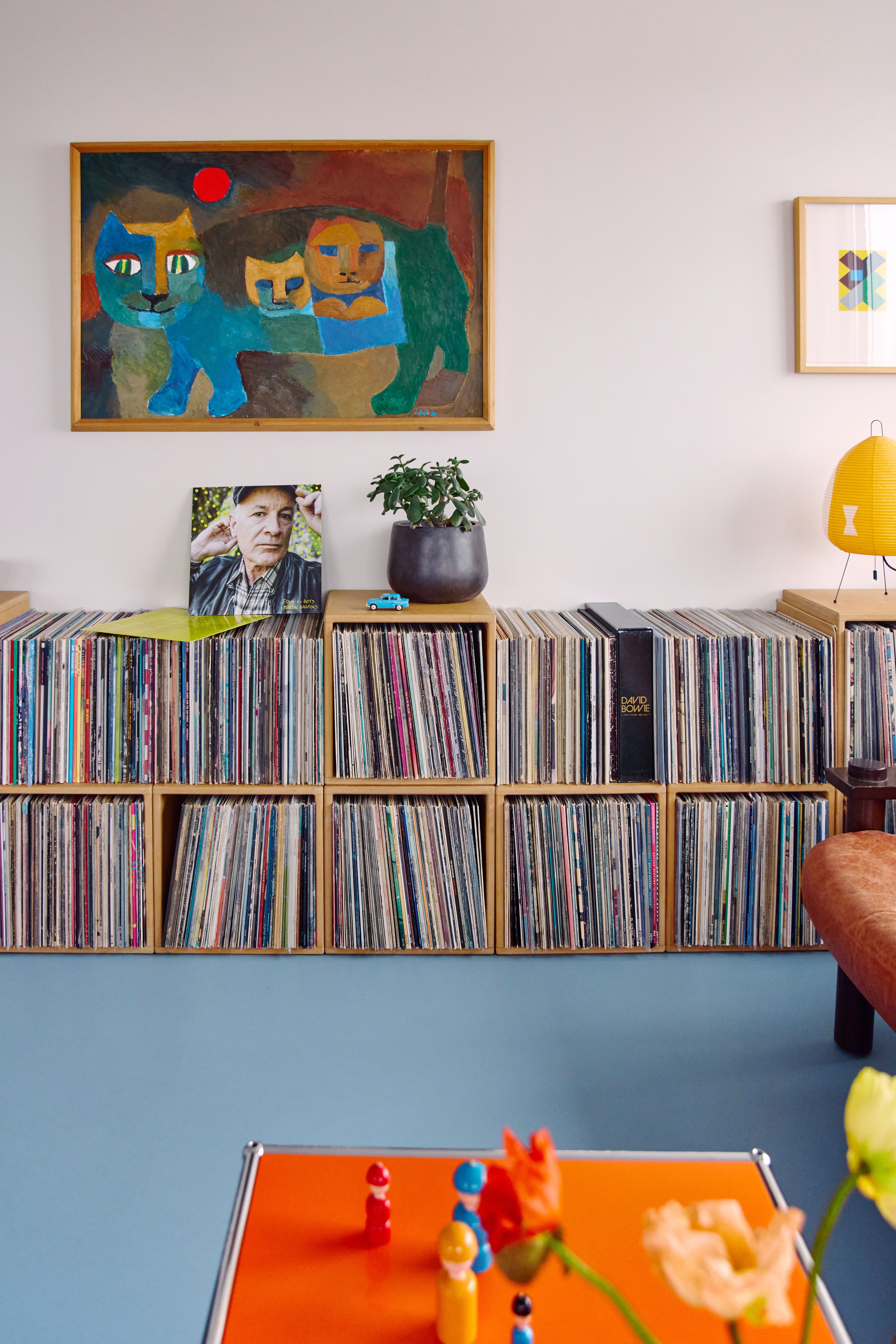 Et bilde av en hylle med vinylplater.