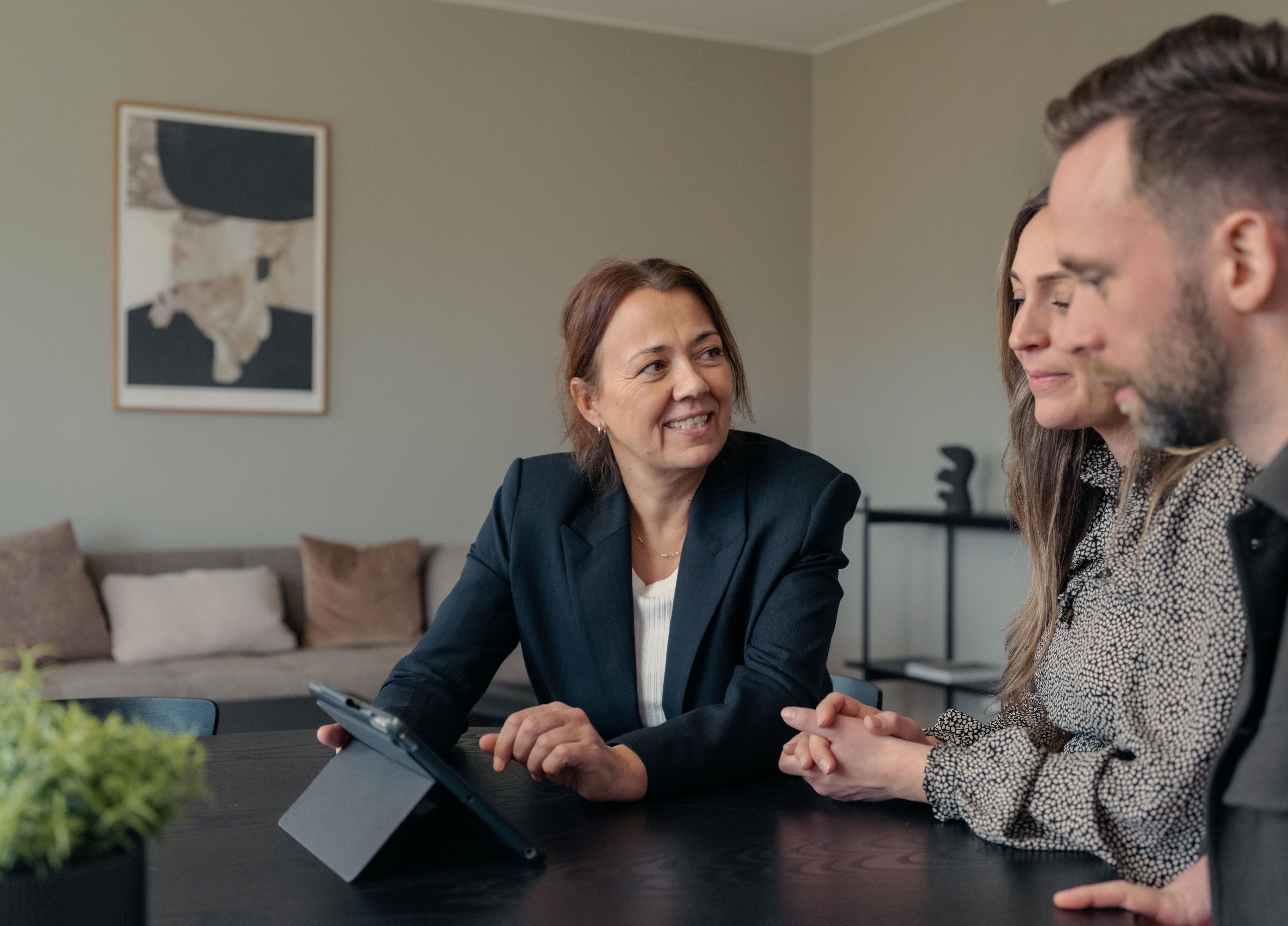 Megler Mona Pedersen snakker med kunder på visning.