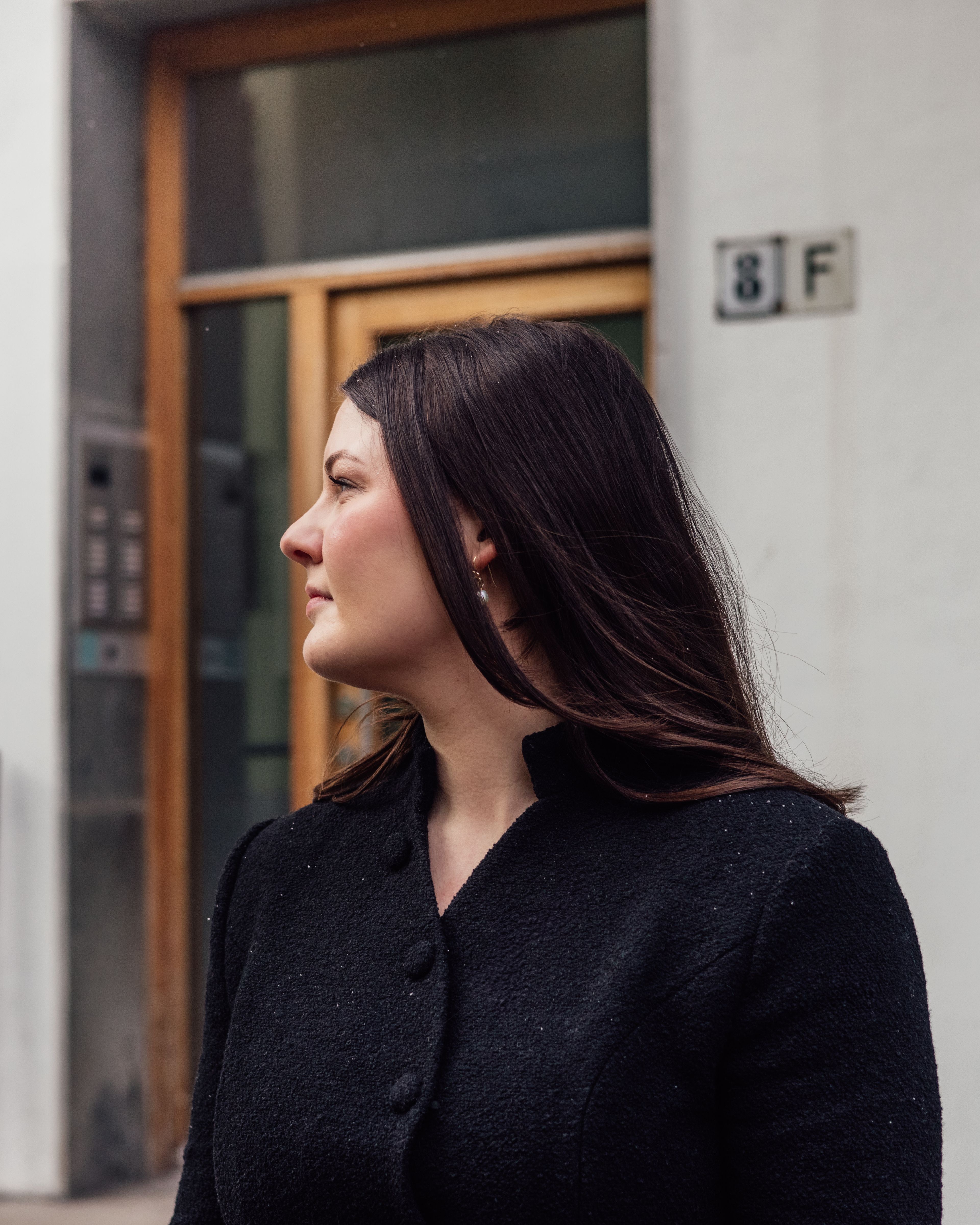 Nora Kristine i profil.