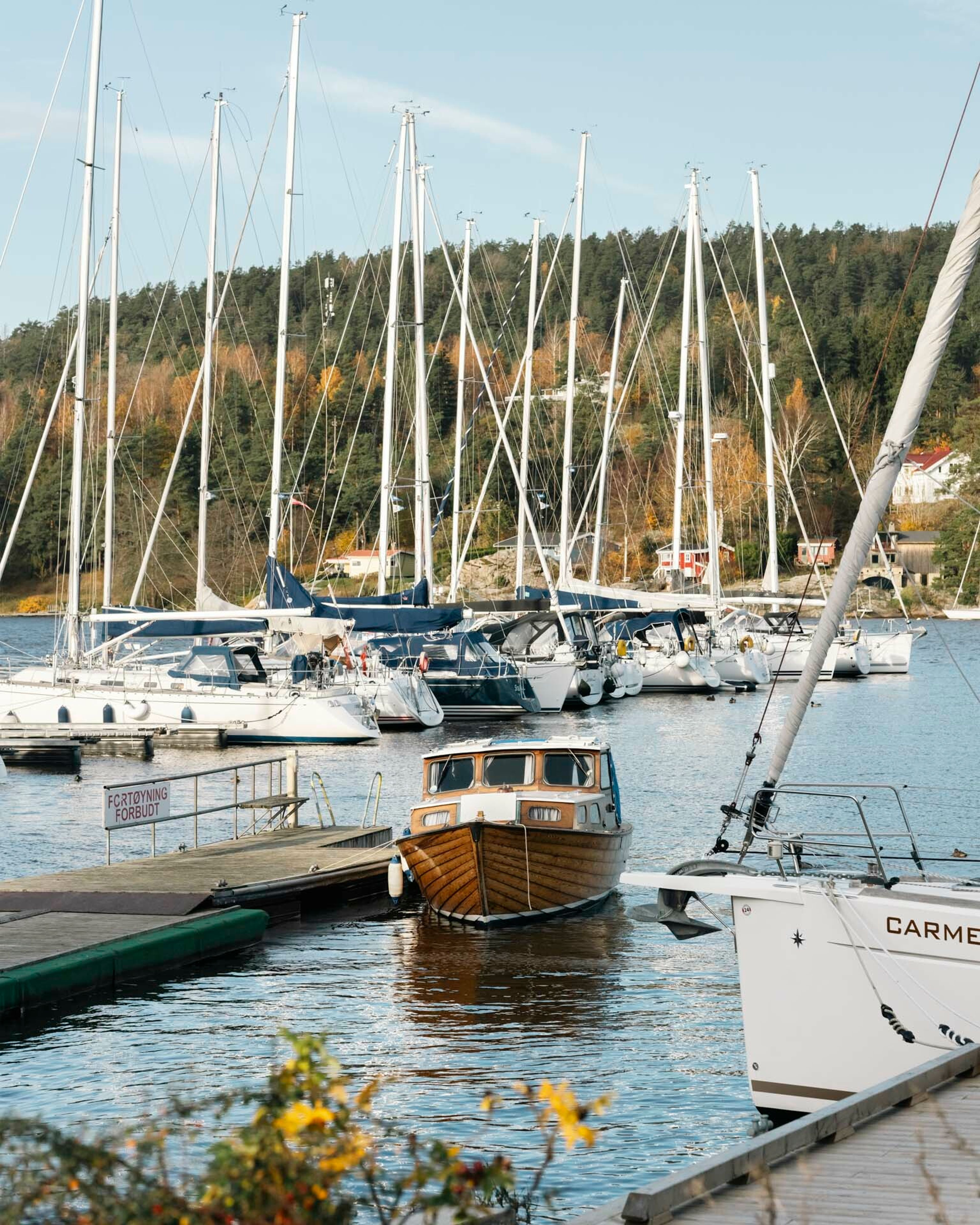 Foto av fiskebåt i tre ved Son Brygge