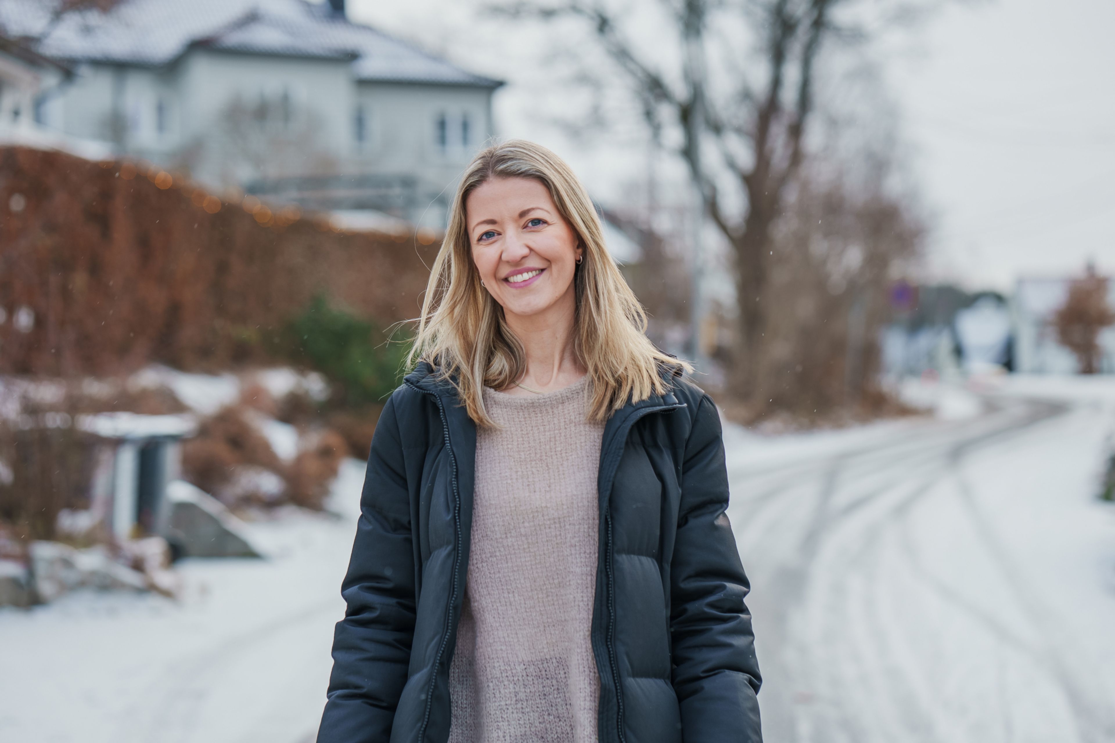 Kjersti Grønseth står ute med vinterkåpa på.