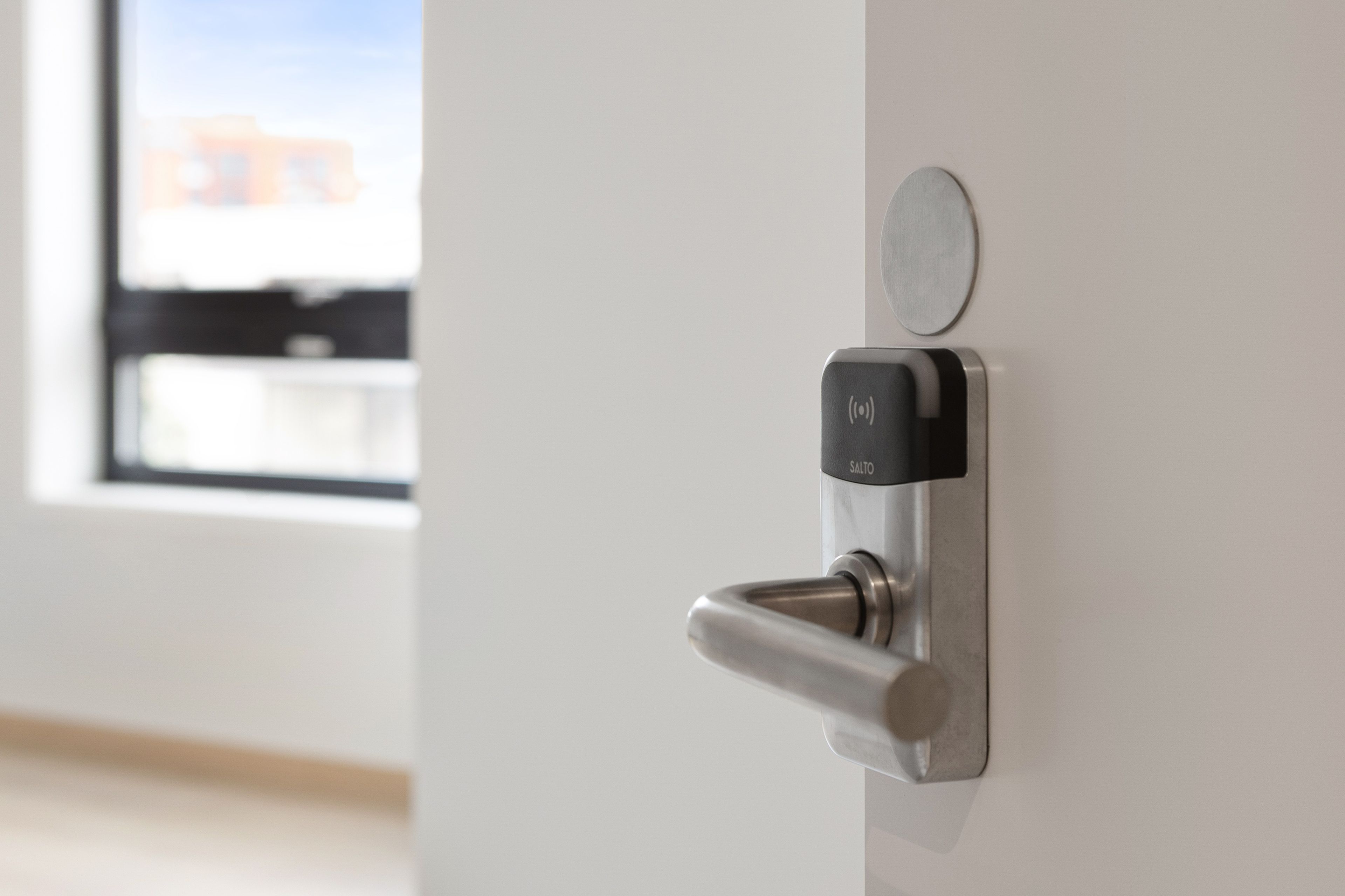 Bilde av dørhåndtak inn til rom.