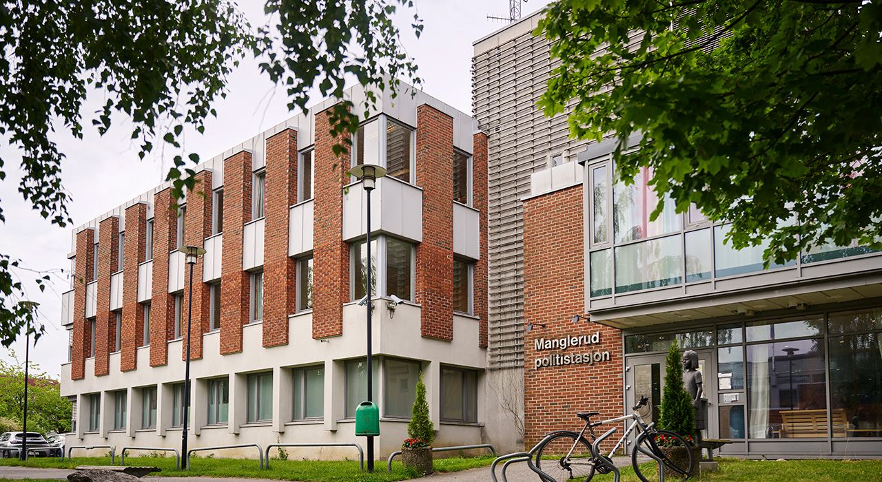 Foto av fasaden og inngangspartiet til Plogveien 31.