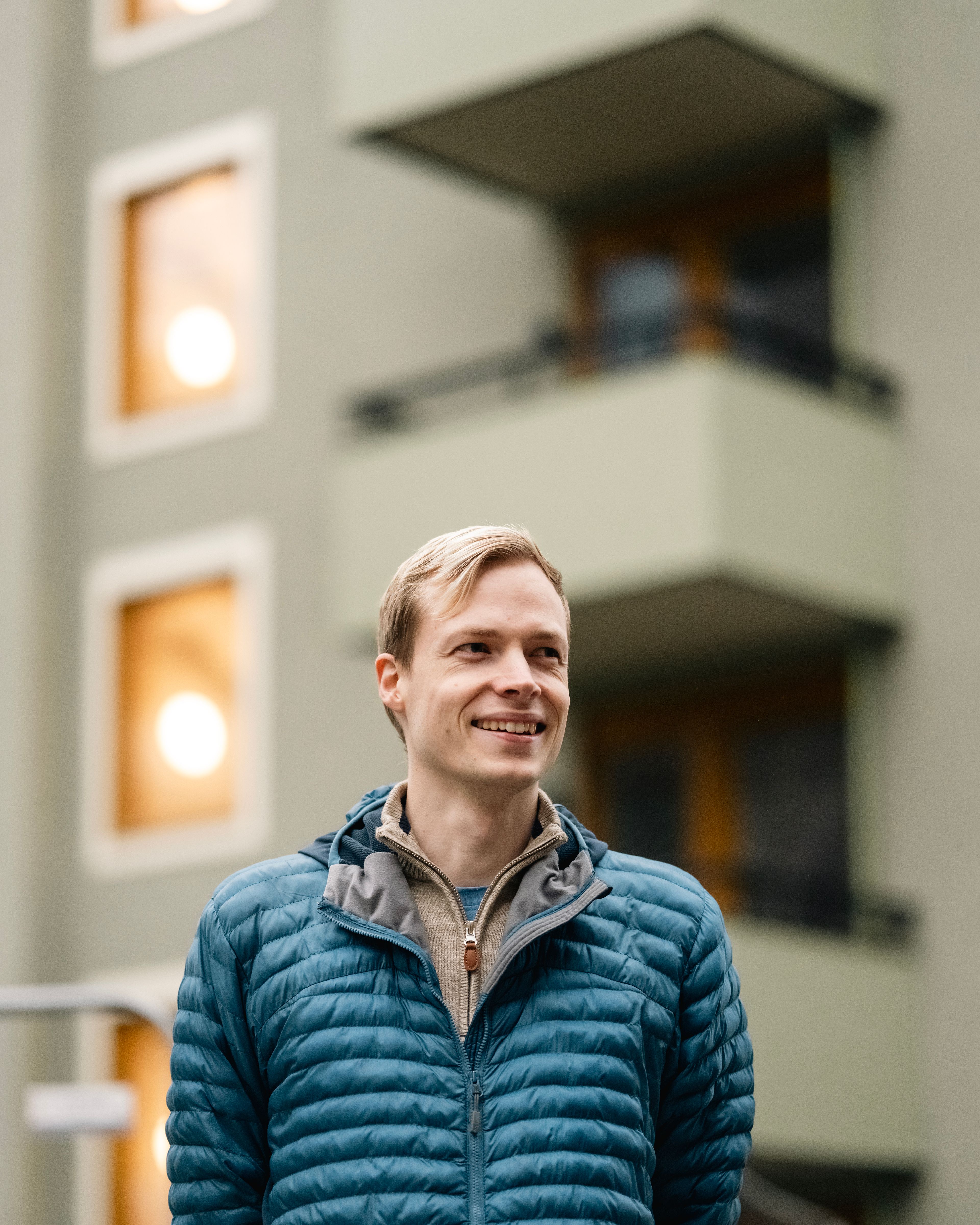 Foto av førstegangskjøper Knut, foran fasade på Kvarteret