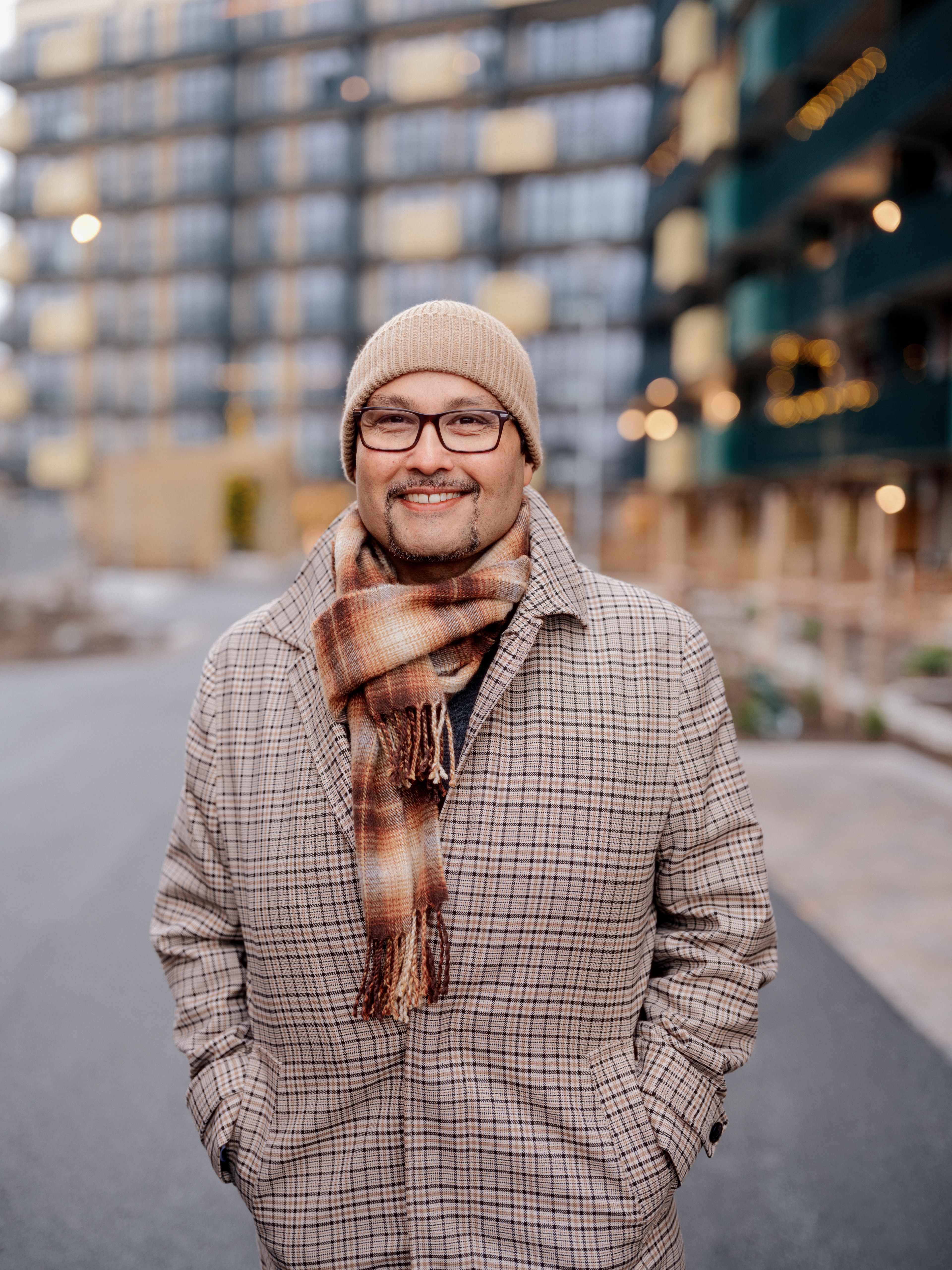 Portrettbilde av Daniel Kjørberg Siraj foran en boligblokk på Ulven