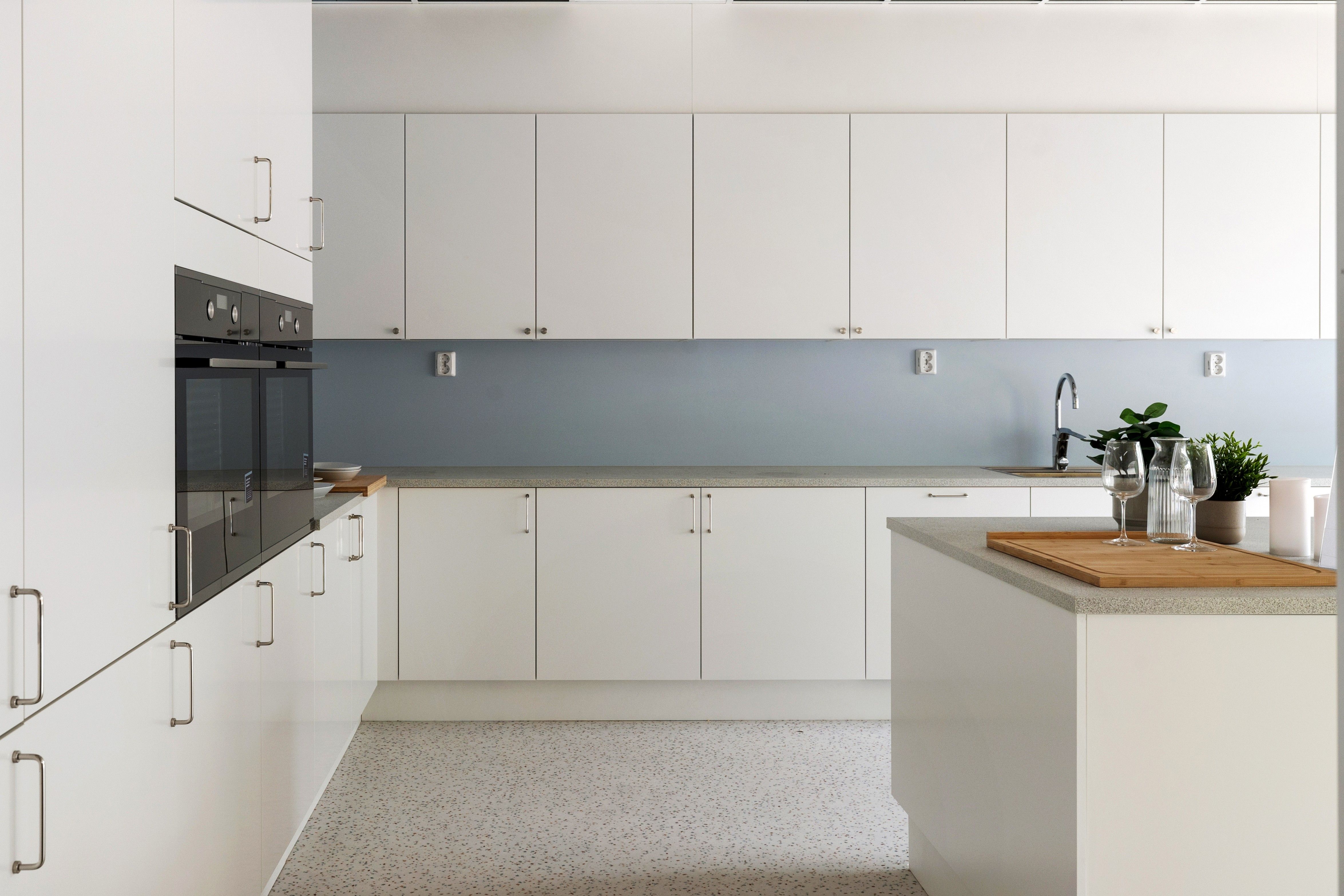 Bilde av stort felleskjøkken med hvite fronter