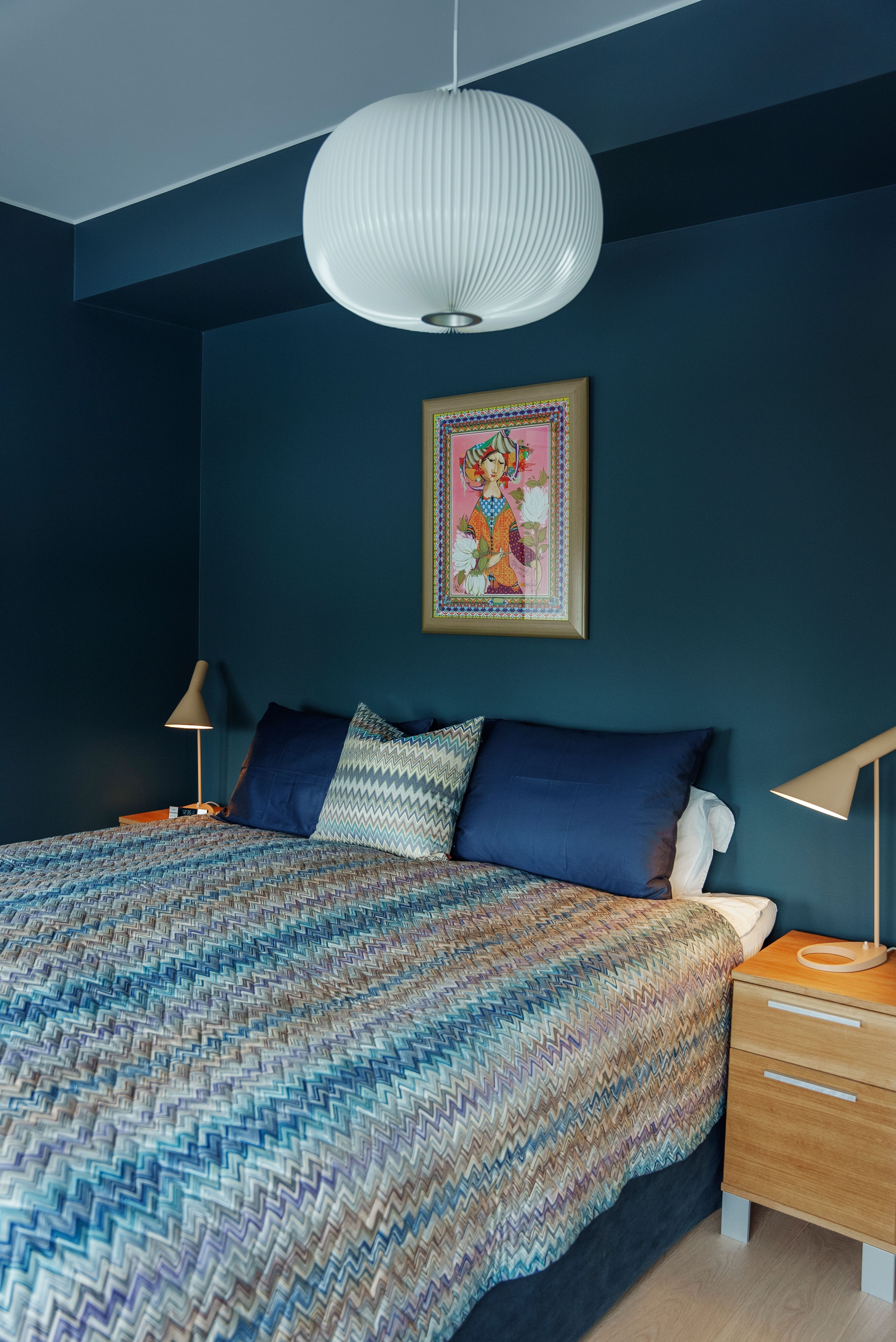 Oversiktsbilde av hovedsoverommet som viser de marineblå veggfargene og det blåe interiøret