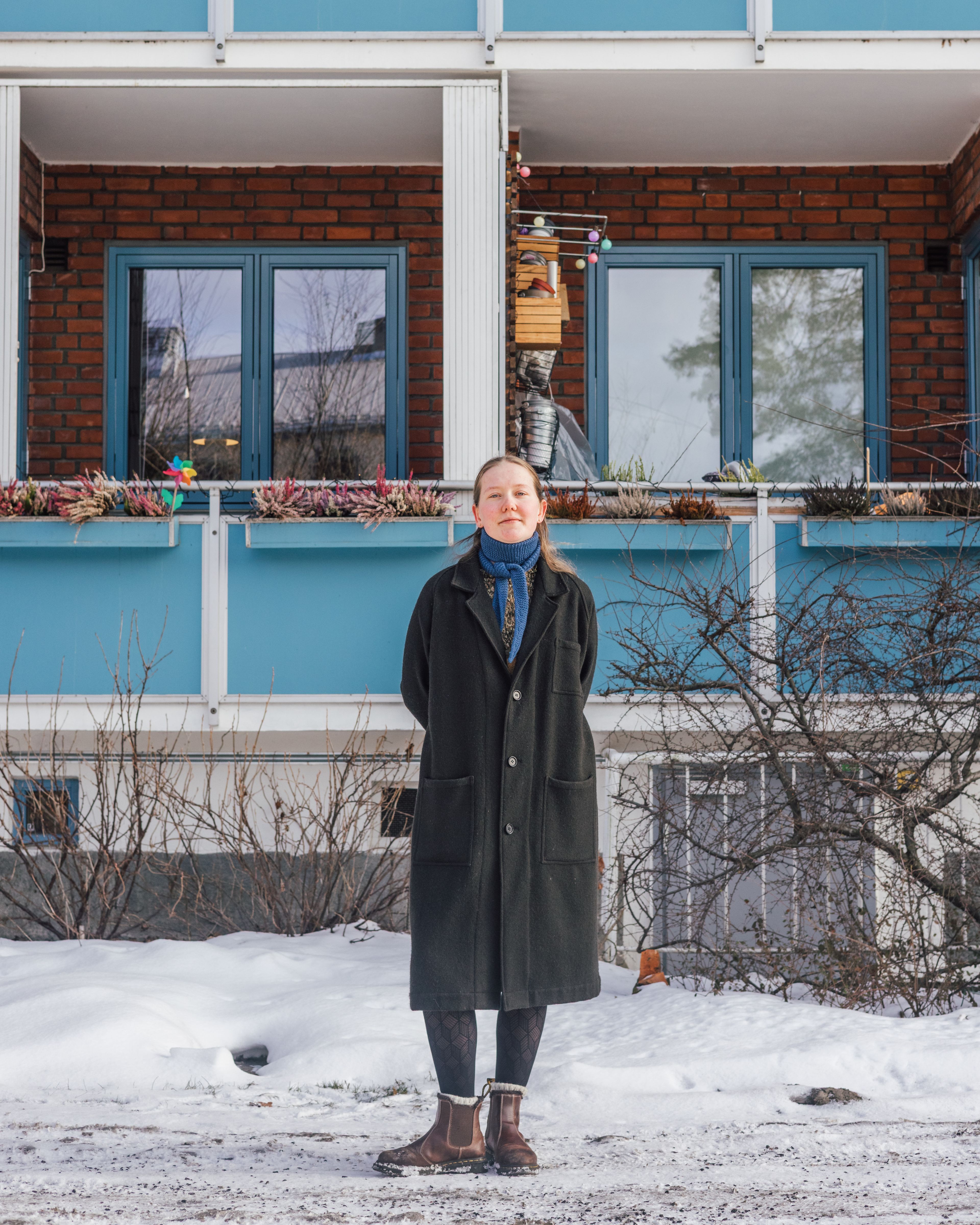 Astrid står foran blokka hun bor i.