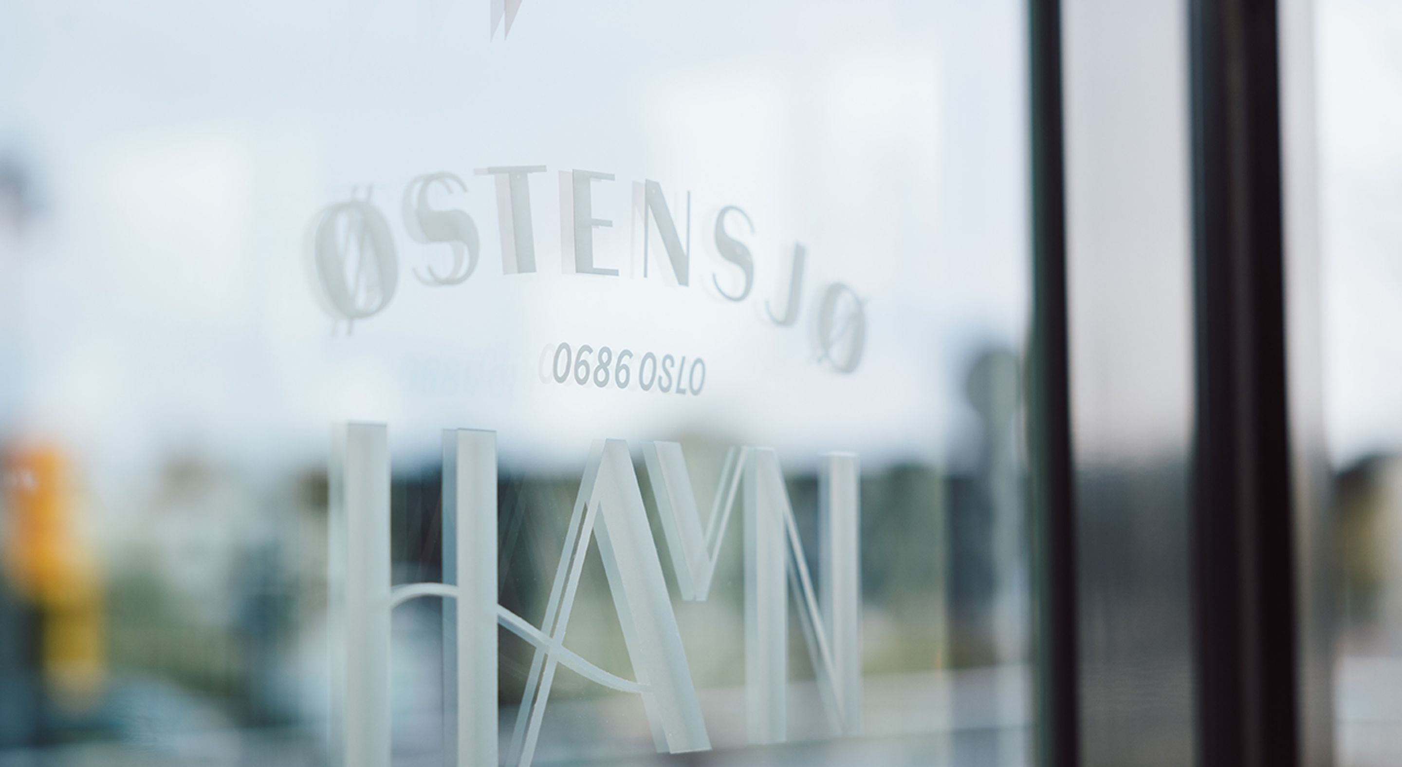 Foto av logoen til &Oslash;stensj&oslash; Havn p&aring; vinduet deres.