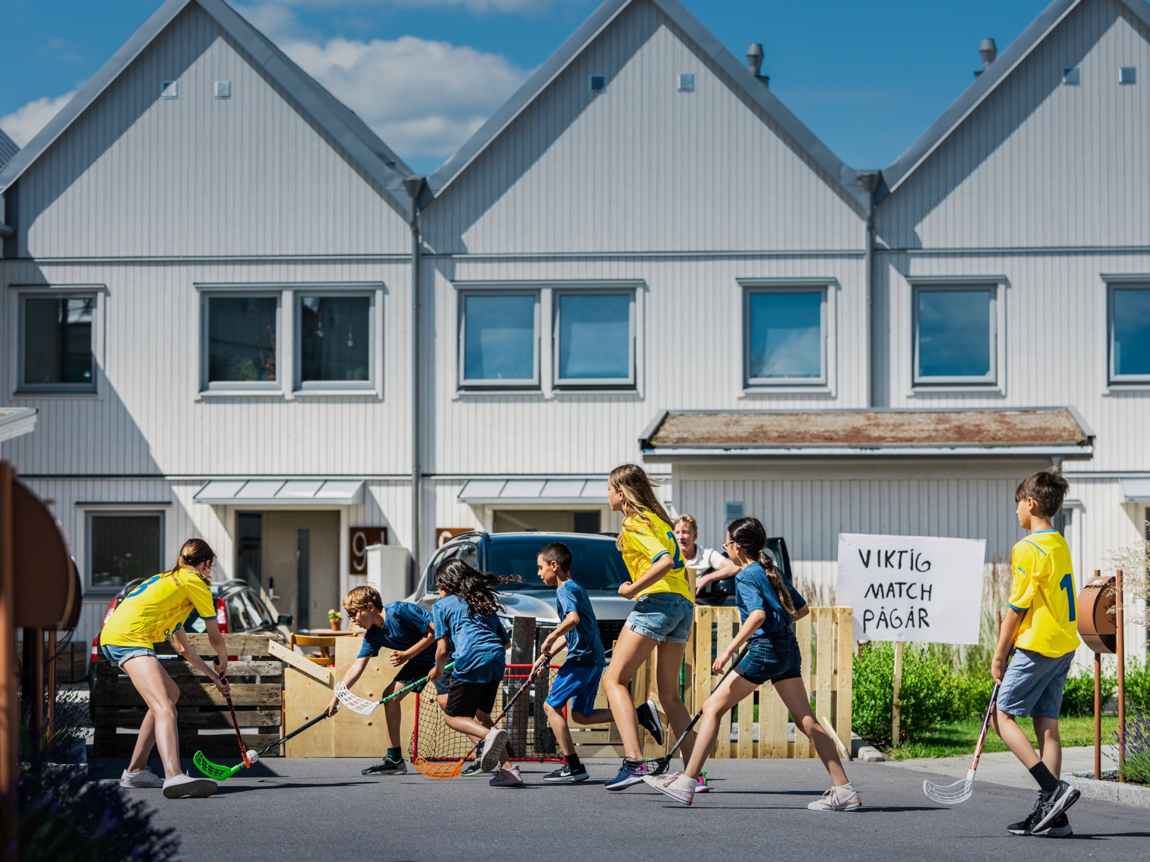 barn som spelar innebandy