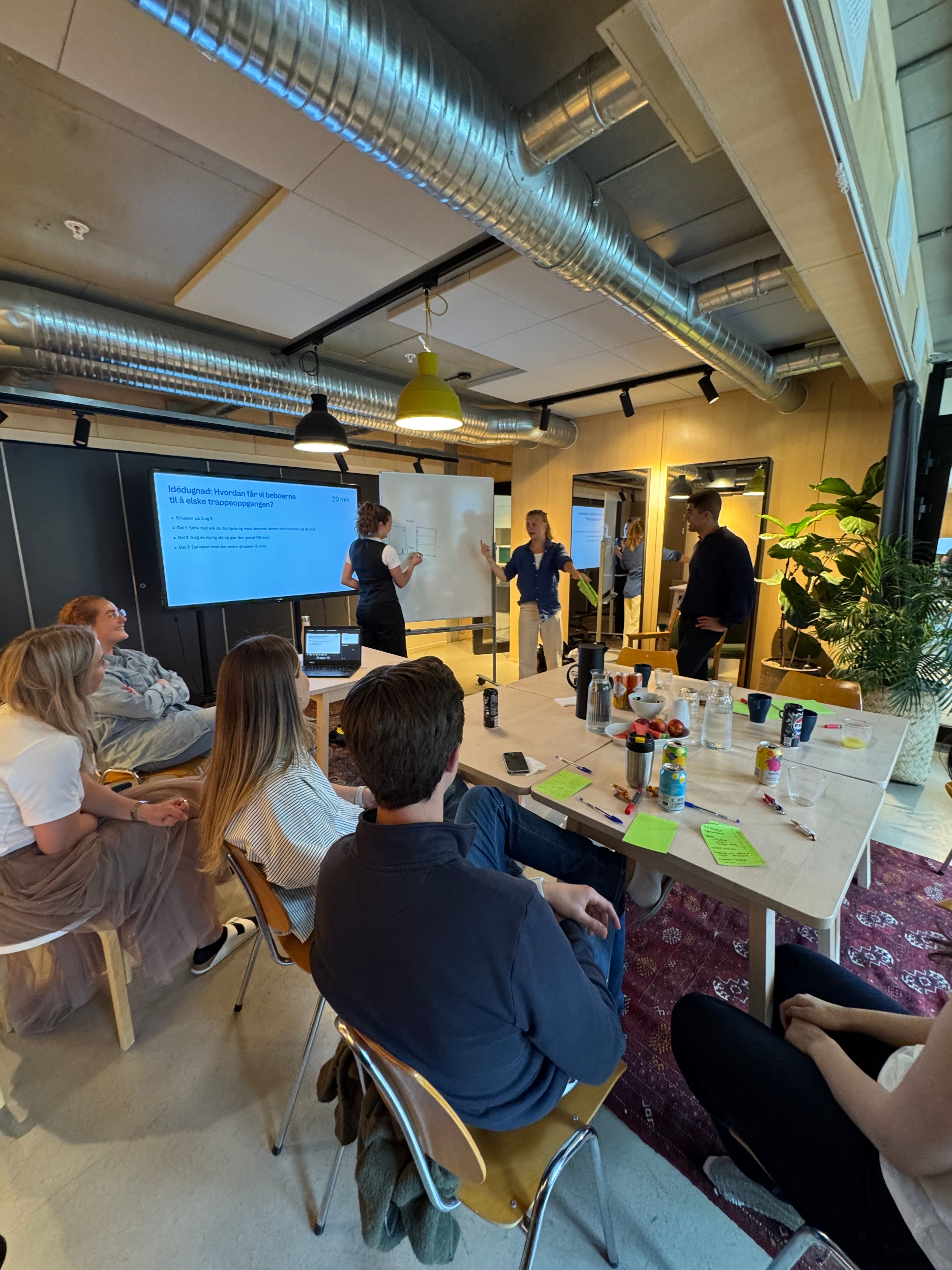 Summer internsa samarbeider om ideer i en workshop.