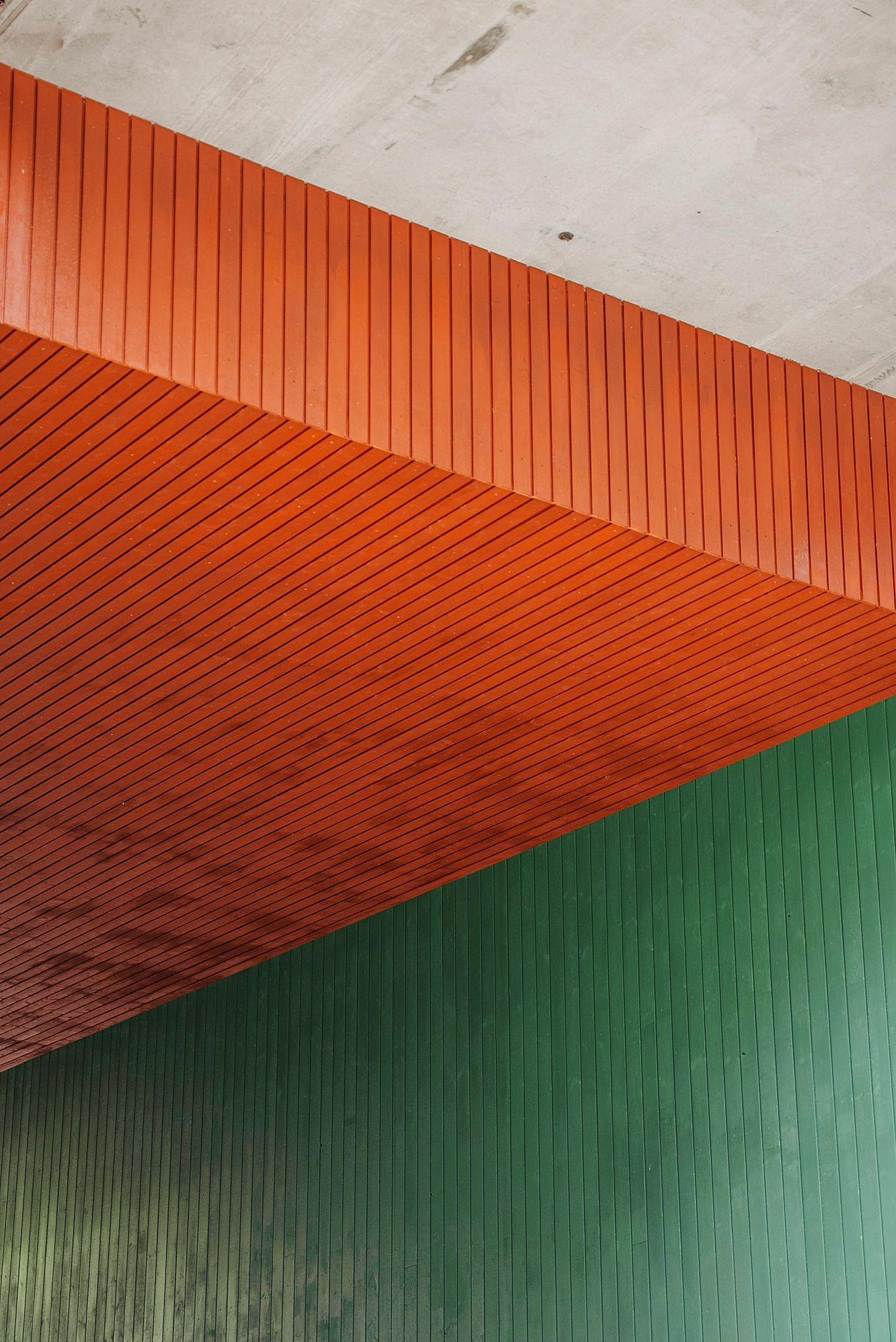 Detaljbilde av et rødt tak og grønne vegger