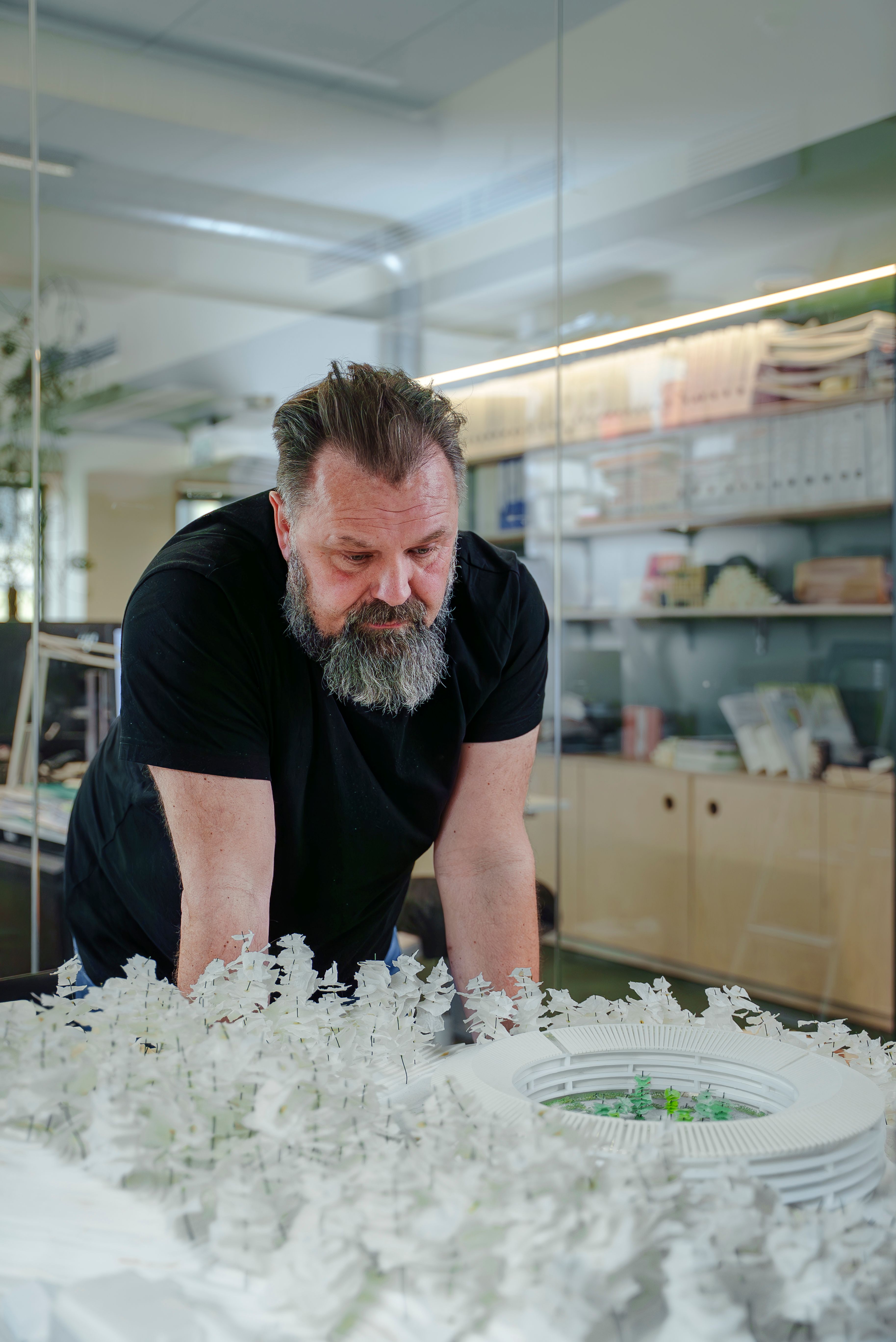 Arkitekt Bjarne Ringstad ser på Oen modellen på bordet.