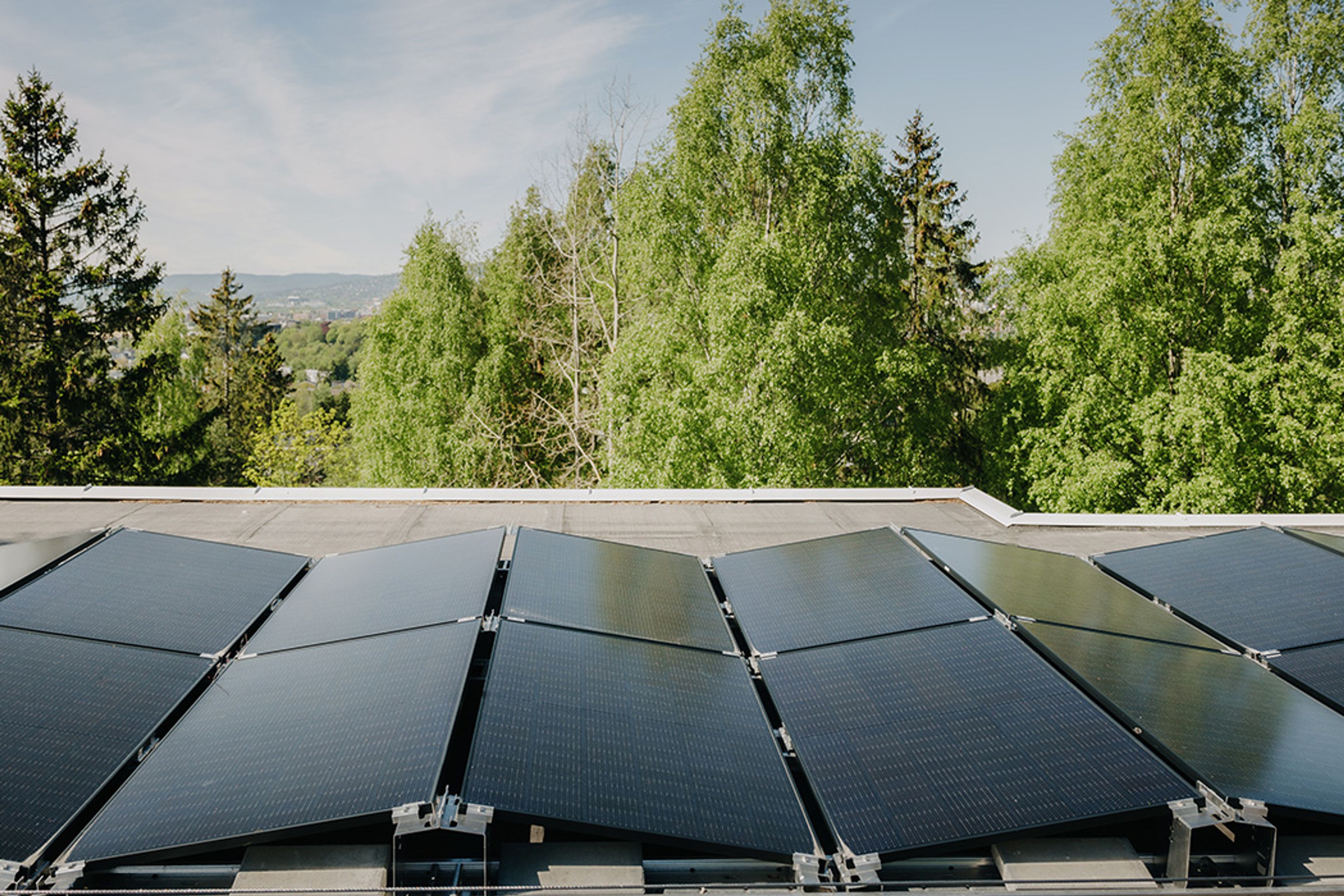 Solceller på taket til et OBOS-boligselskap.