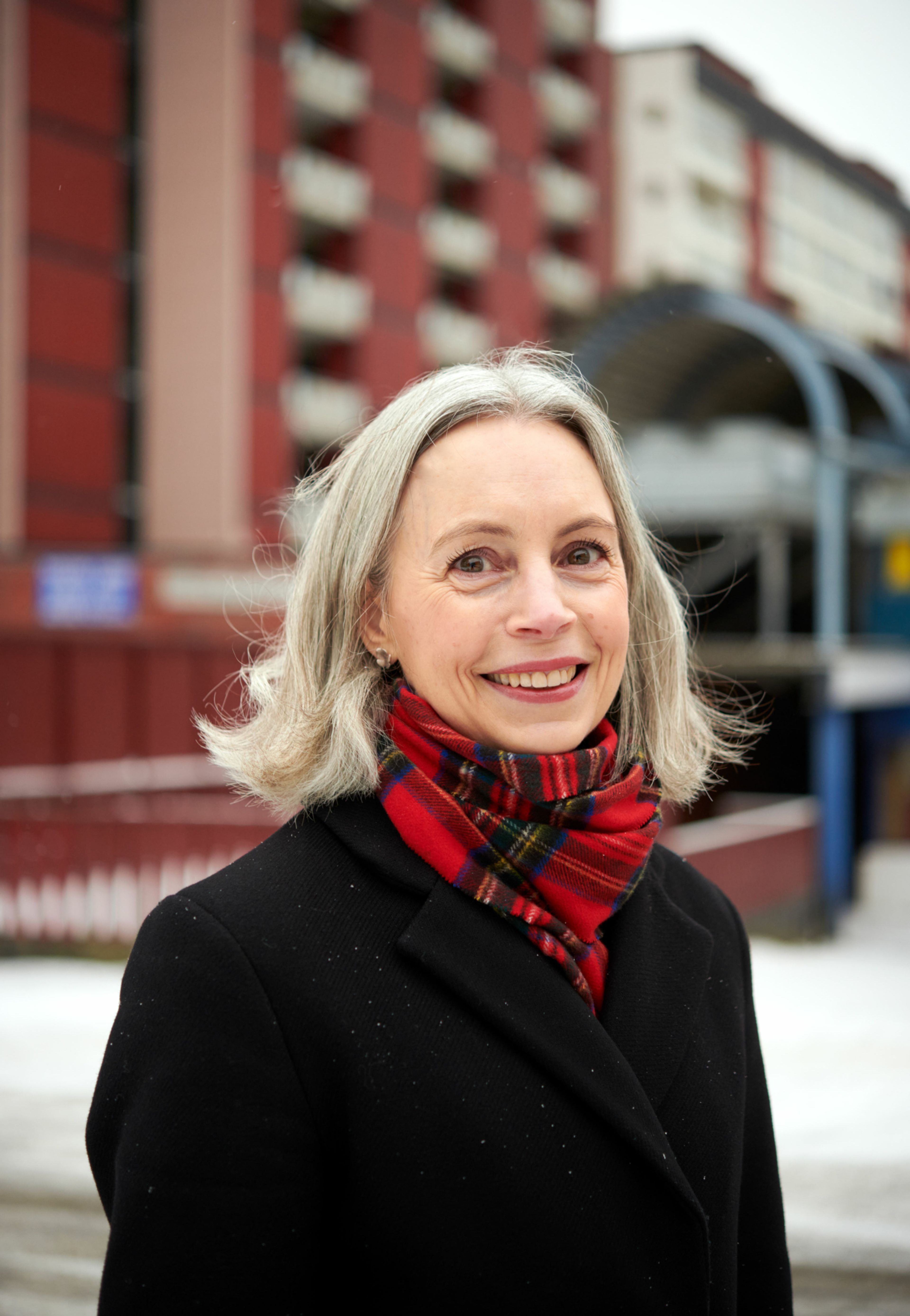 Foto av Anne-Kristine Kronborg, hun har på seg et rødt skjerf og svart jakke.