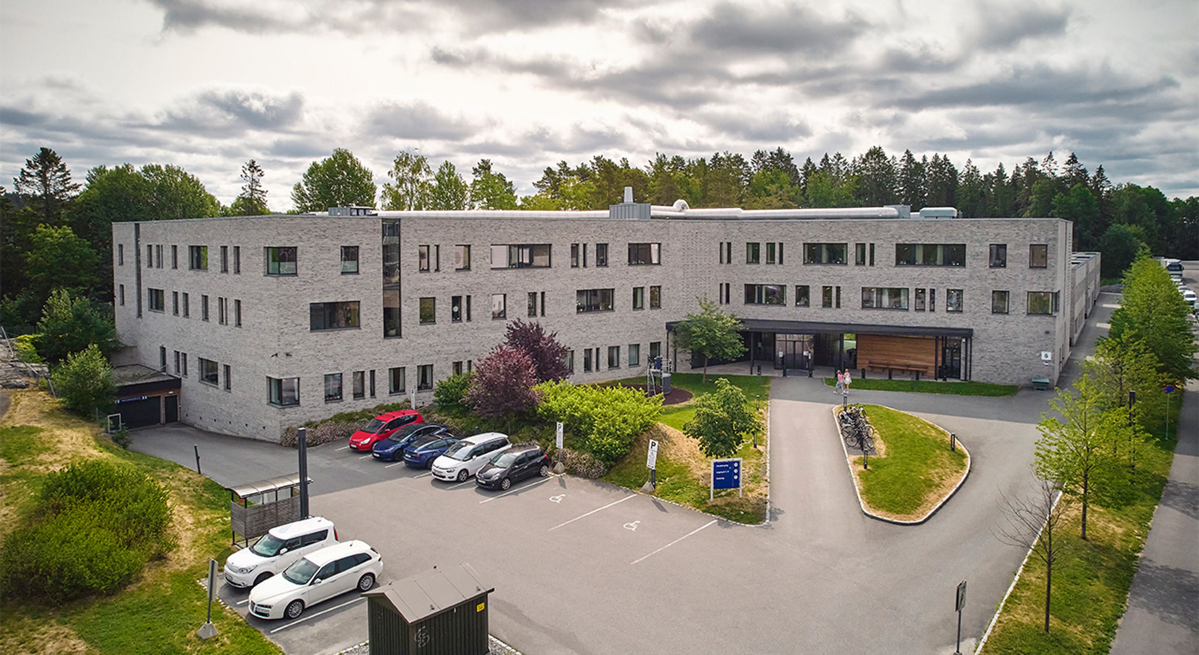 Foto av fasade og tilhørende område ved Helga Vaneks vei 6.