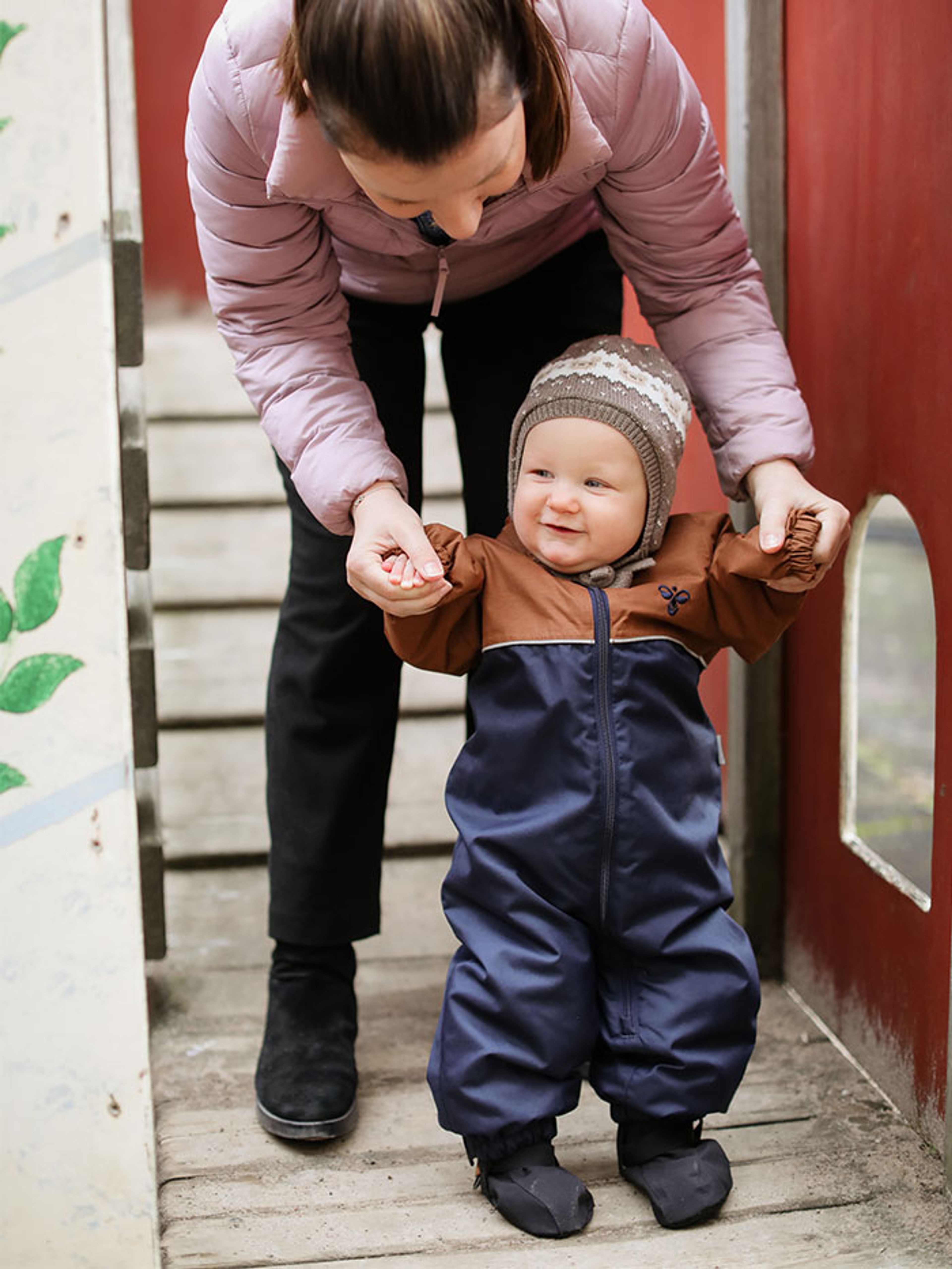 Mamma Eszter och sonen Frej i lekparken