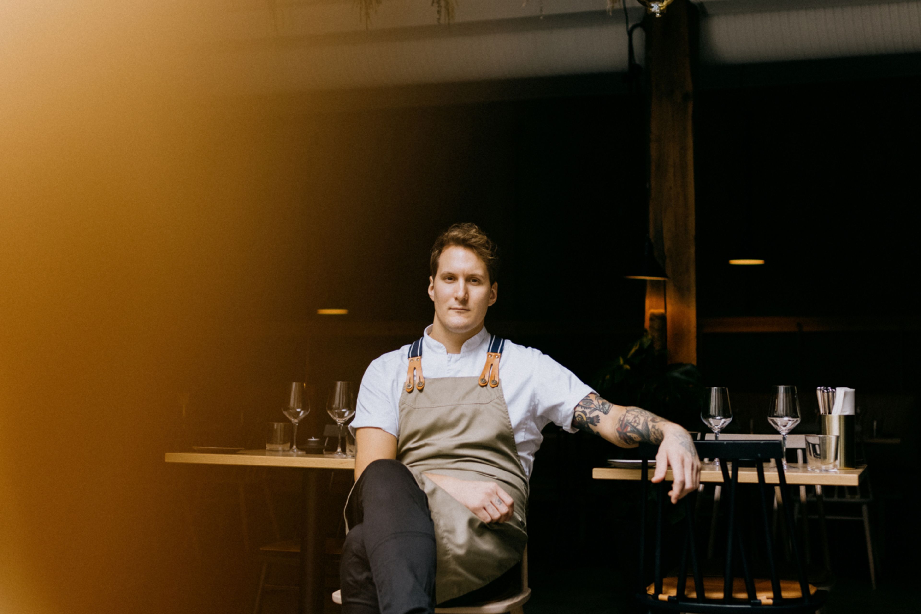 Portrett av Jørgen Ravneberg inne i restauranten Kolonihagen.