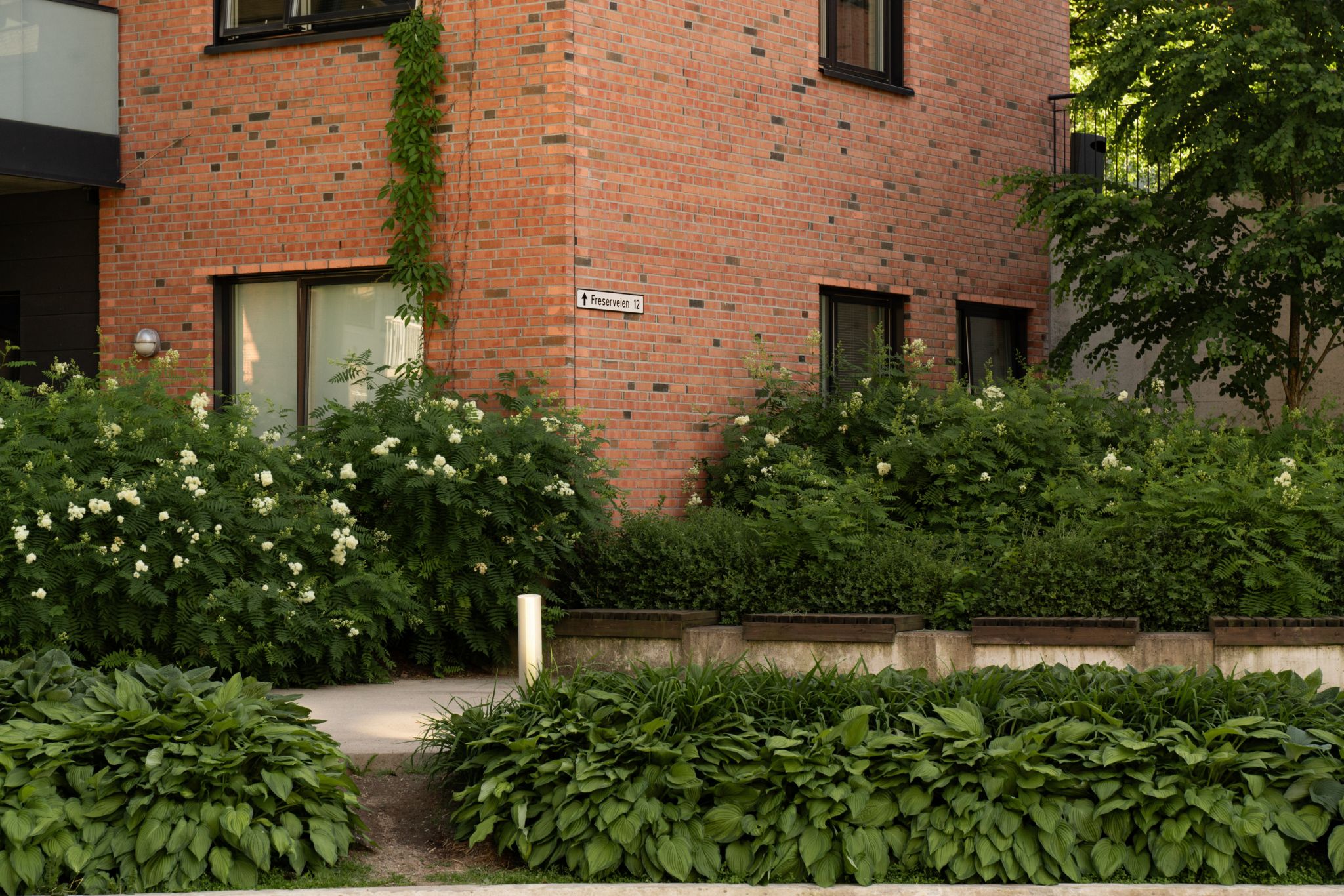 Fasadefoto av en blokkene i Pelton borettslag.