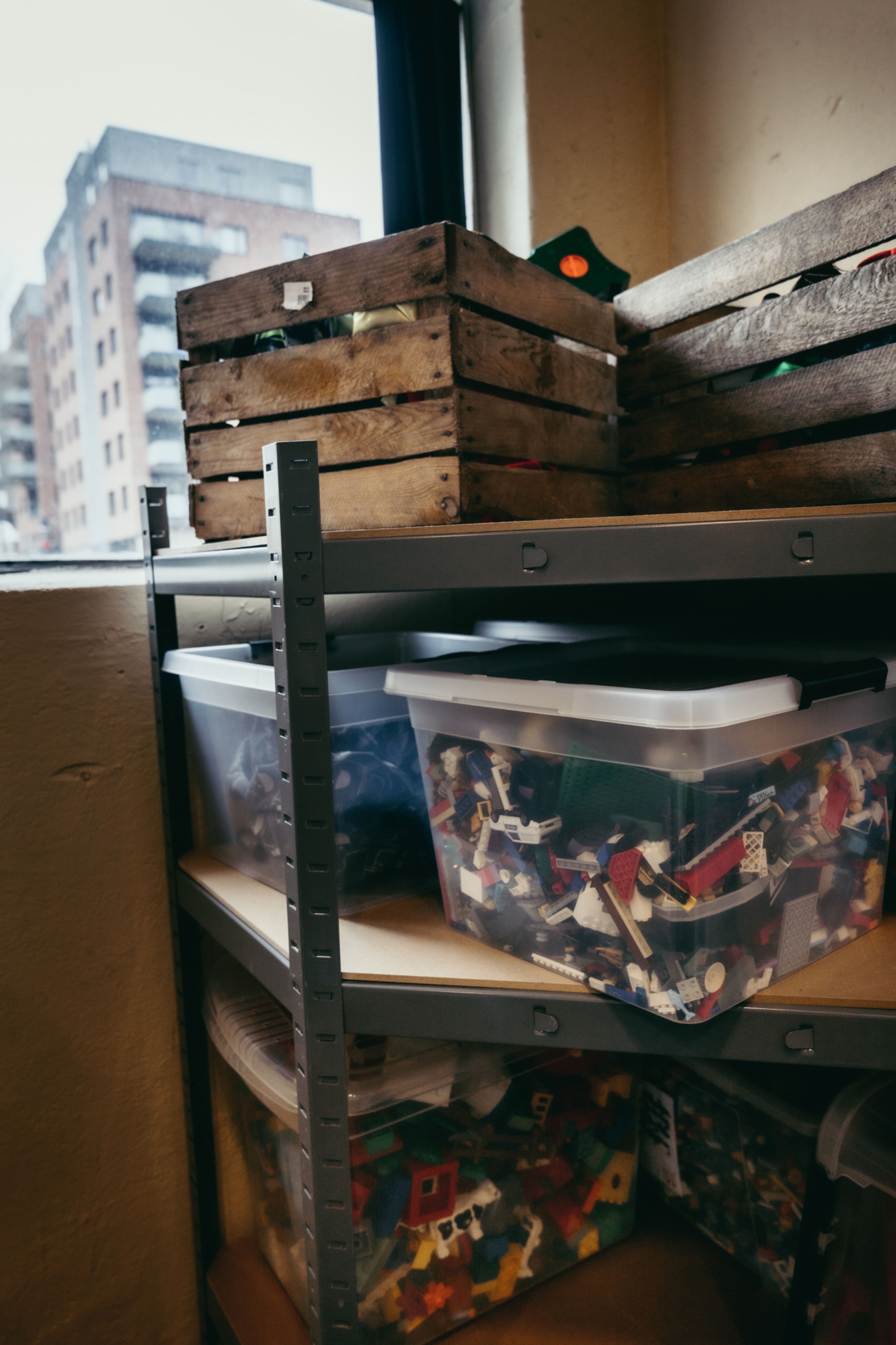 En hylle med diverse kasser med Lego.