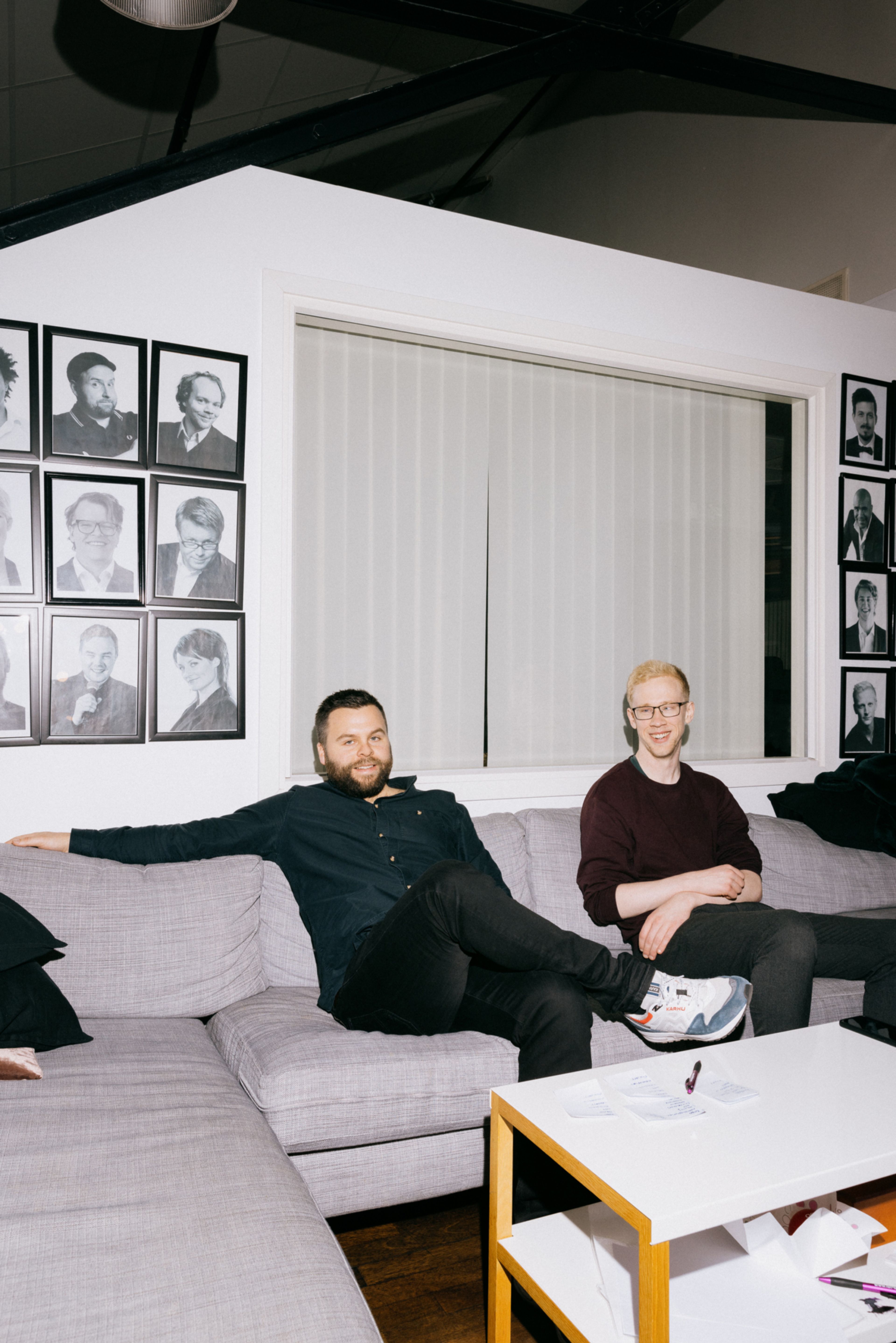 Bildet viser Sjur Koppen og Jørgen Konradsen backstage på Latter.